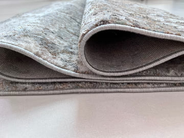Tapete elaborado con 60% polipropileno y 40% poliéster, materiales que ofrecen una combinación ideal entre resistencia, suavidad y fácil mantenimiento. Su fabricación en tejido mecánico brinda un acabado uniforme y duradero. Hecho en Turquía.

Características:

El color de la alfombra puede variar según el ángulo de visión, creando un efecto visual sutil y elegante.
Reverso elaborado en 100% algodón.
Diseño plegable para facilitar su manejo y almacenamiento.
Tejido plano fabricado en telar mecánico.
Alta re