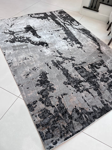Tapete elaborado con 60% polipropileno y 40% poliéster, materiales que ofrecen una combinación ideal entre resistencia, suavidad y fácil mantenimiento. Su fabricación en tejido mecánico brinda un acabado uniforme y duradero. Hecho en Turquía.

Características:

El color de la alfombra puede variar según el ángulo de visión, creando un efecto visual sutil y elegante.
Reverso elaborado en 100% algodón.
Diseño plegable para facilitar su manejo y almacenamiento.
Tejido plano fabricado en telar mecánico.
Alta re