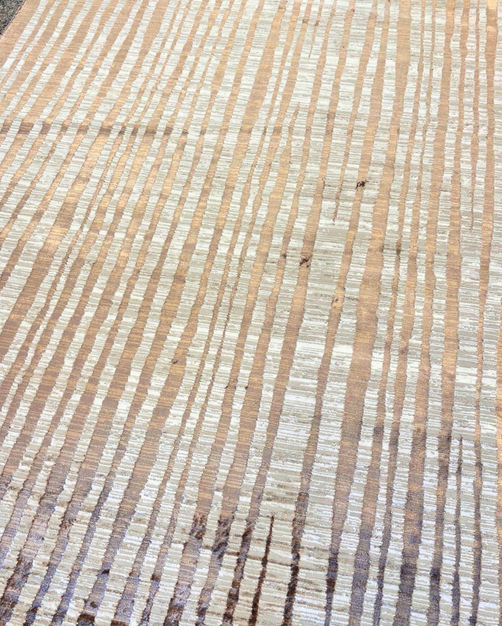 La colección KAI combina elegancia contemporánea con una textura luminosa que realza cualquier espacio.Este tapete con patron en tonos dorados fue confeccionado en una mezcla de poliéster y&nbsp;viscosa brillante, estos tapetes ofrecen un acabado suave al tacto y un sutil efecto de brillo que aporta sofisticación visual. Su respaldo 100% de algodón brinda estabilidad y durabilidad, mientras que su elaboración en telar a máquina garantiza precisión en cada detalle.


El tono de los colores pueden variar lige