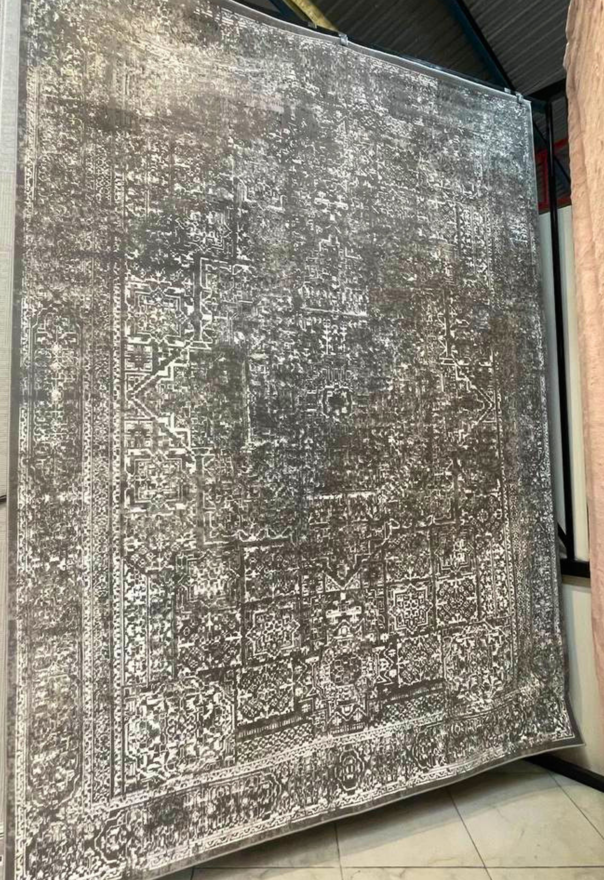 La colección KAI combina elegancia contemporánea con una textura luminosa que realza cualquier espacio.Este tapete con patron en tonos azules fue confeccionado en una mezcla de poliéster y&nbsp;viscosa brillante, estos tapetes ofrecen un acabado suave al tacto y un sutil efecto de brillo que aporta sofisticación visual. Su respaldo 100% de algodón brinda estabilidad y durabilidad, mientras que su elaboración en telar a máquina garantiza precisión en cada detalle.


El tono de los colores pueden variar liger