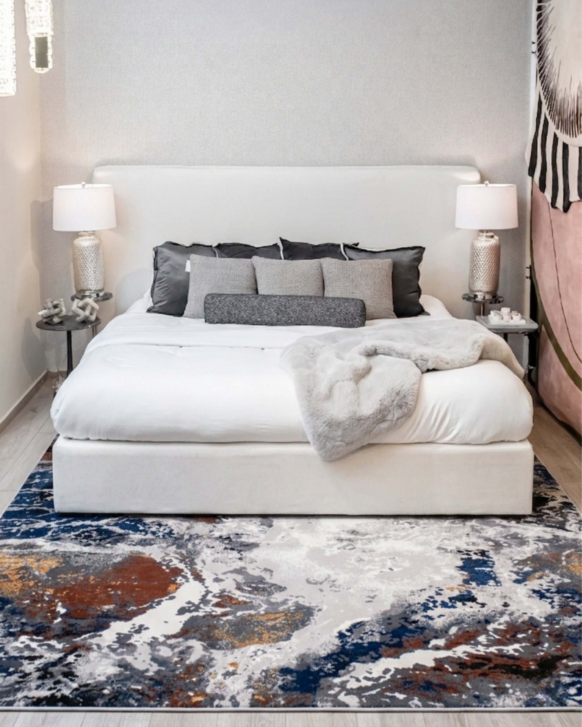 La colección LALA &nbsp;combina elegancia contemporánea con una textura luminosa que realza cualquier espacio. Este tapete multicolor con texturas inovadoras es confeccionado en una mezcla de poliéster y viscosa brillante, estos tapetes ofrecen un acabado suave al tacto y un sutil efecto de brillo que aporta sofisticación visual. Su respaldo 100% de algodón brinda estabilidad y durabilidad, mientras que su elaboración en telar a máquina garantiza precisión en cada detalle.

El tono de los colores puede vari