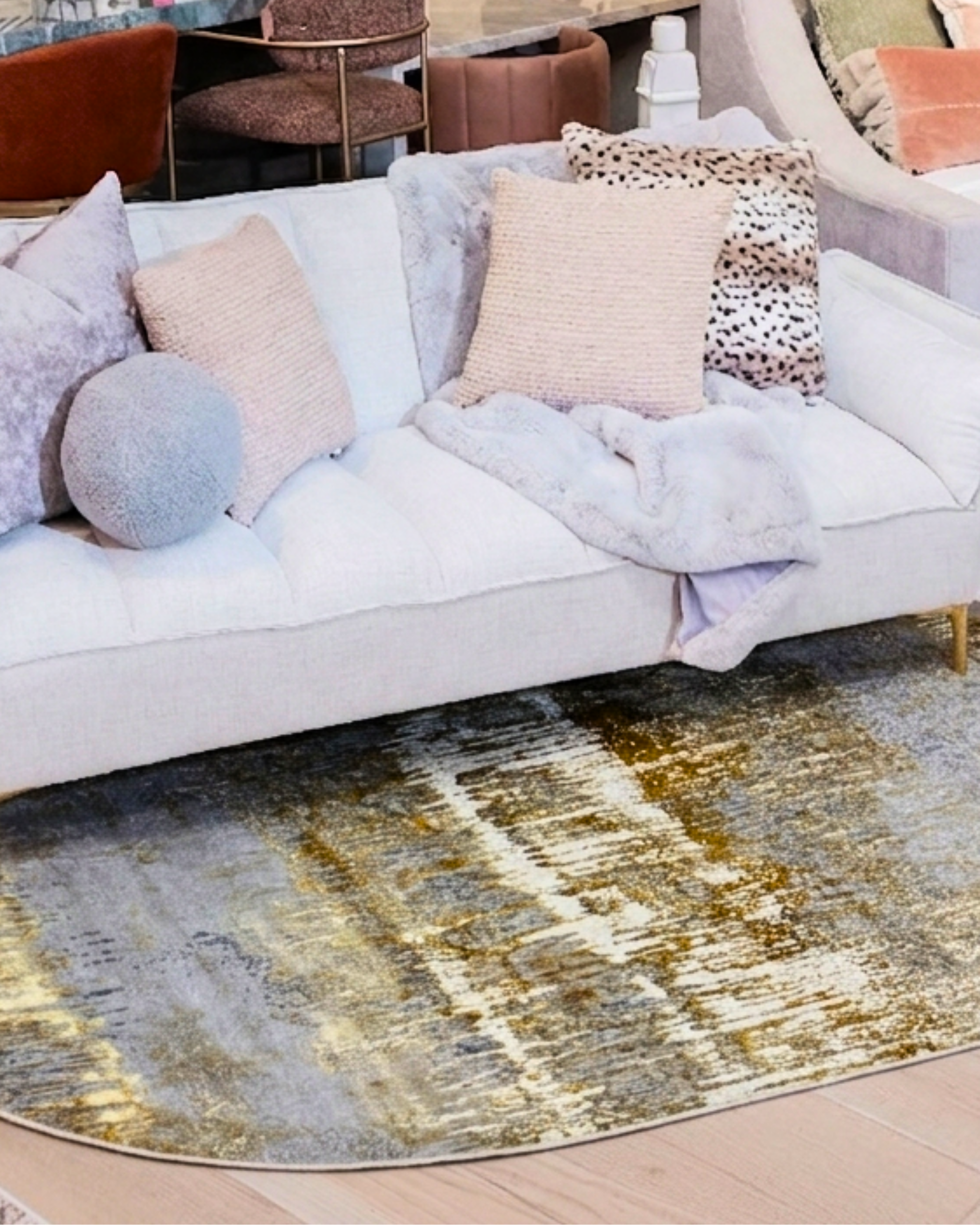 La colección MAXIMUS combina diseño contemporáneo y funcionalidad en una propuesta que transforma el color según la perspectiva y la luz, creando un efecto visual dinámico que aporta profundidad y elegancia a cualquier espacio.

Su estructura de tejido plano facilita la limpieza y evita el desprendimiento de fibras, convirtiéndolo en una opción práctica para salas, comedores o áreas familiares. Apto para interiores y exteriores techados, siempre que se mantenga seco.

Características:
• Material: 60% polipr