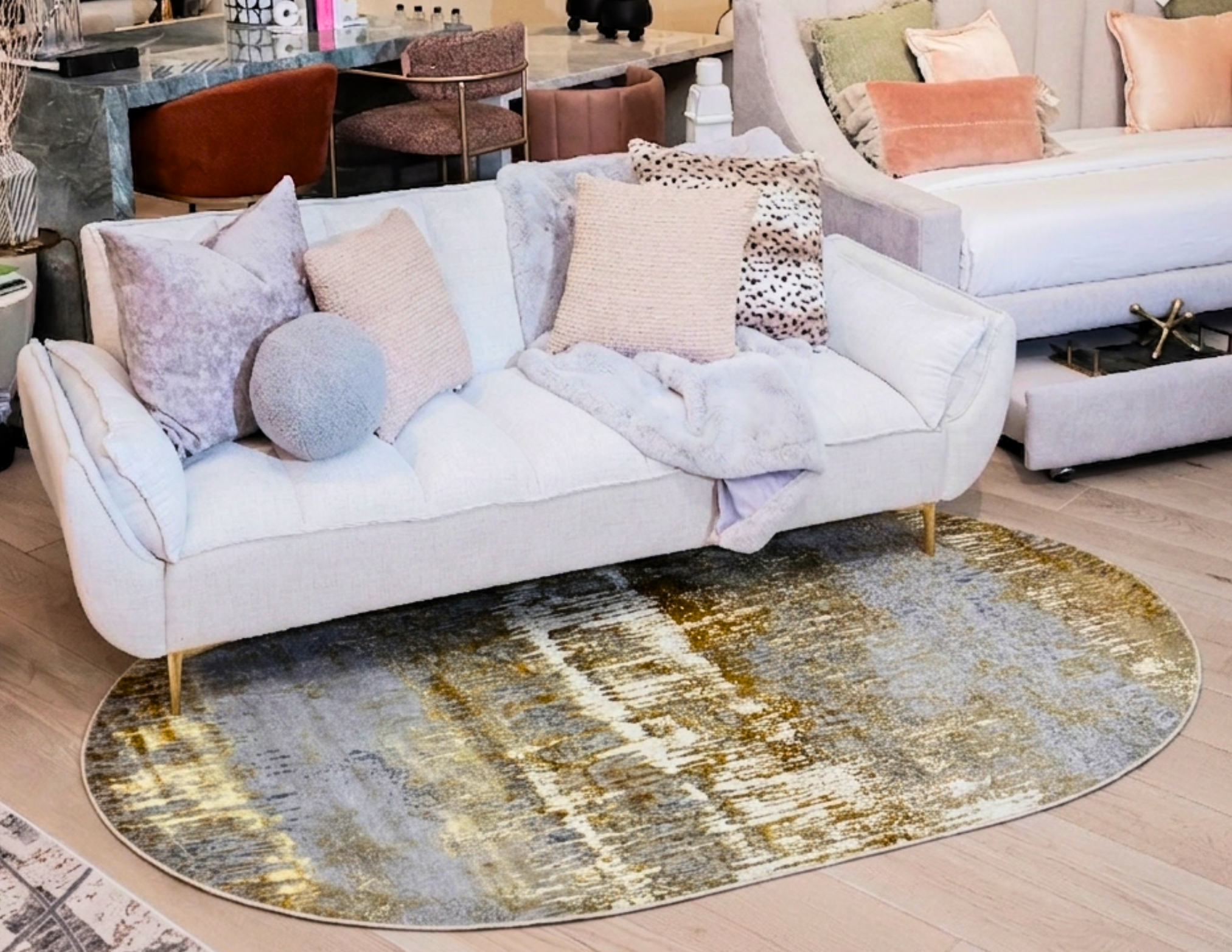 La colección MAXIMUS combina diseño contemporáneo y funcionalidad en una propuesta que transforma el color según la perspectiva y la luz, creando un efecto visual dinámico que aporta profundidad y elegancia a cualquier espacio.

Su estructura de tejido plano facilita la limpieza y evita el desprendimiento de fibras, convirtiéndolo en una opción práctica para salas, comedores o áreas familiares. Apto para interiores y exteriores techados, siempre que se mantenga seco.

Características:
• Material: 60% polipr