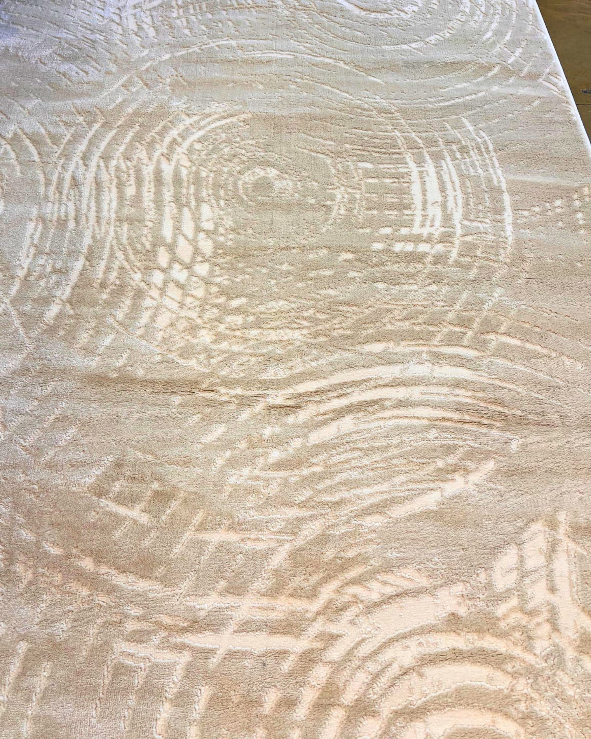 Presentamos nuestra última colección de alfombras de diseño NUDE&nbsp;: una sofisticada combinación de tonos beige y moca cálidos. Elaboradas con una textura de relieve para mayor profundidad, cada pieza presenta una combinación única de dos tipos de hilo de primera calidad, creando una sensación suave y tridimensional. Con un estilo moderno y a la vez versátil, esta colección aporta un toque playero y relajado a cualquier espacio. El equilibrio perfecto entre elegancia informal y diseño refinado.