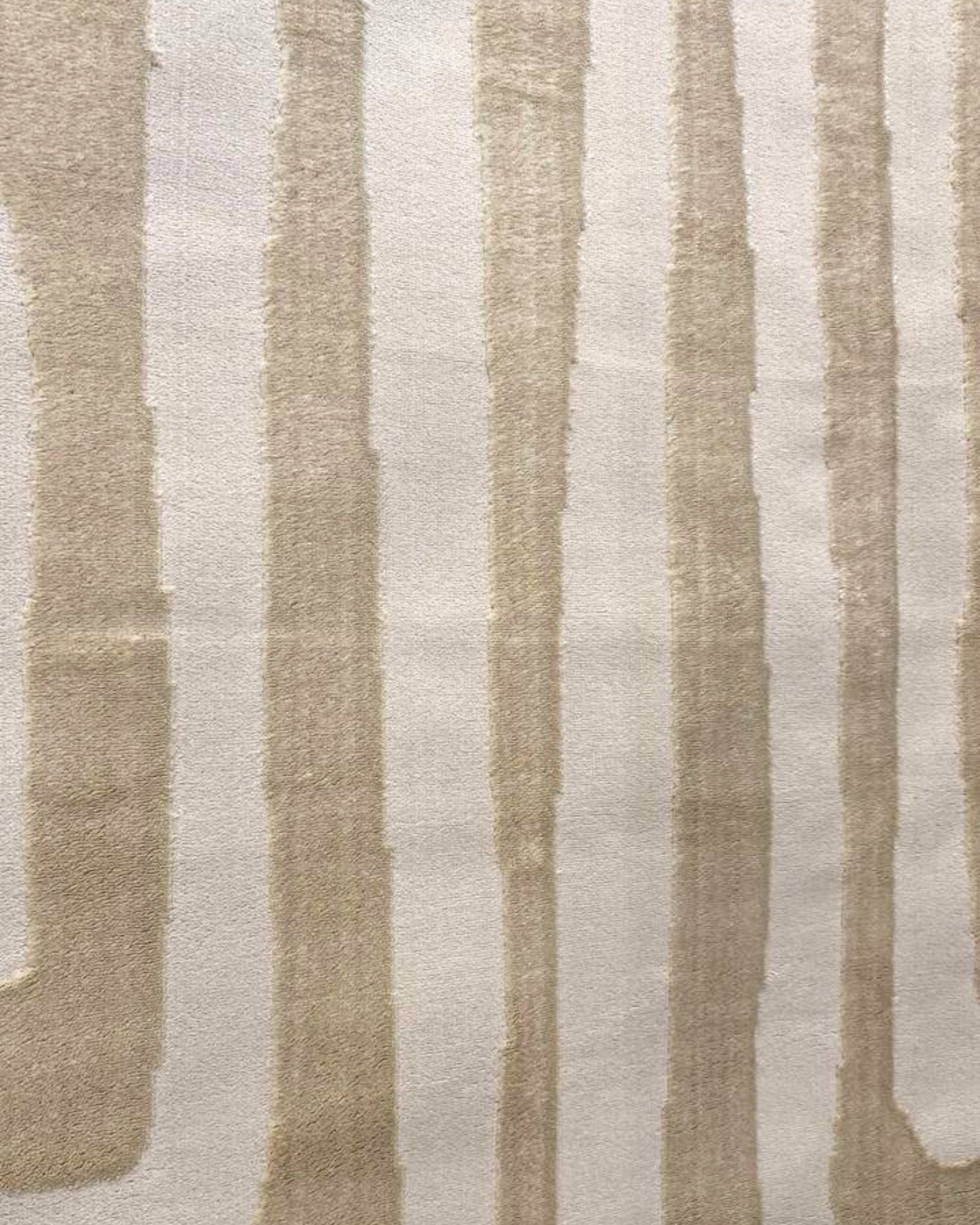 Presentamos nuestra colección de alfombras NUDE : una sofisticada combinación de tonos beige y moca cálidos. Elaboradas con una textura de relieve para mayor profundidad, cada pieza presenta una combinación única de dos tipos de hilo de primera calidad, creando una sensación suave y tridimensional. Con un estilo moderno ya la vez versátil, esta colección aporta un toque jugador y relajado en cualquier espacio. El equilibrio perfecto entre elegancia informal y diseño refinado.&nbsp;

El tono de los colores p