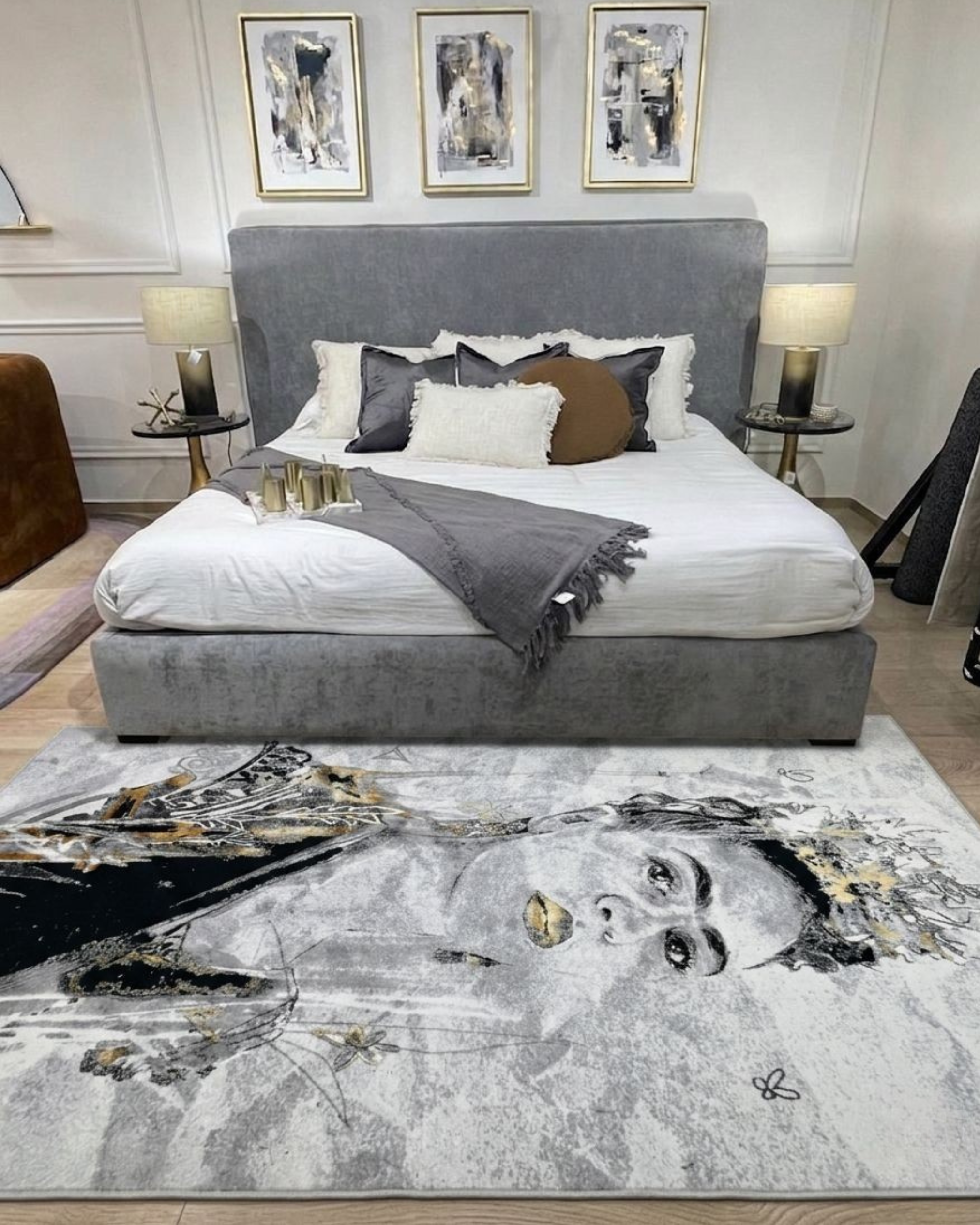 De nuestra colección POLAR: Este tapete color negro con blanco con el patron de Frida Kahlo, elaborado con&nbsp;hilo de poliéster brillante de alta calidad, aporta suavidad, estilo y un sutil brillo que realza cualquier espacio. Su diseño contemporáneo y textura confortable lo convierten en una pieza funcional y decorativa para el hogar.

Características:

Tejido a máquina.
Hilo de poliéster brillante de alta calidad.
Textura suave al tacto.
Reverso de algodón para mayor resistencia y durabilidad.
Diseño pl