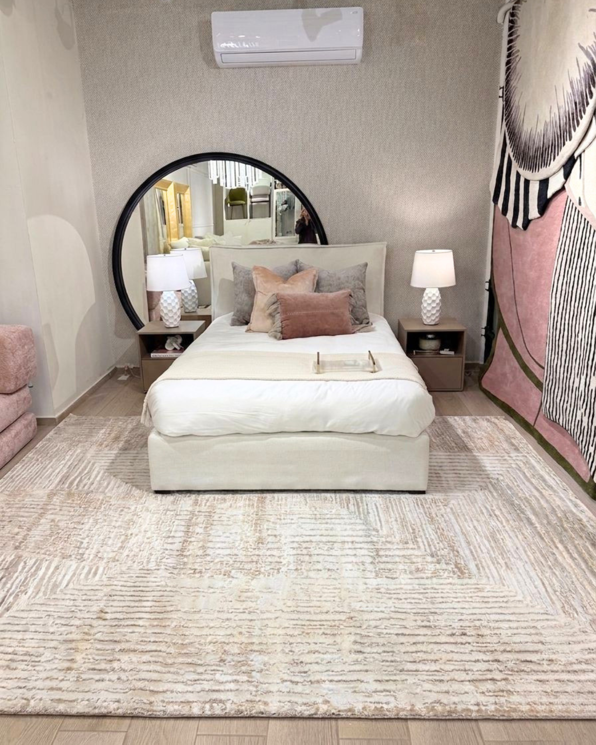 Presentamos nuestra colección de alfombras NUDE : una sofisticada combinación de tonos beige y moca cálidos. Elaboradas con una textura de relieve para mayor profundidad, cada pieza presenta una combinación única de dos tipos de hilo de primera calidad, creando una sensación suave y tridimensional. Con un estilo moderno ya la vez versátil, esta colección aporta un toque jugador y relajado en cualquier espacio. El equilibrio perfecto entre elegancia informal y diseño refinado.&nbsp;

El tono de los colores p
