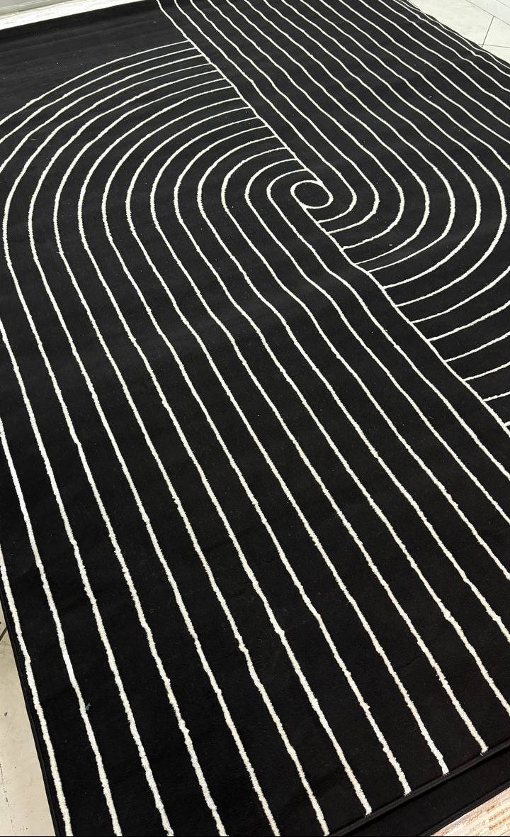 De nuestra colección POLAR: Este tapete color negro con blanco, elaborado con hilo de poliéster brillante de alta calidad, aporta suavidad, estilo y un sutil brillo que realza cualquier espacio. Su diseño contemporáneo y textura confortable lo convierten en una pieza funcional y decorativa para el hogar.

Características:

Tejido a máquina.
Hilo de poliéster brillante de alta calidad.
Textura suave al tacto.
Reverso de algodón para mayor resistencia y durabilidad.
Diseño plegable para fácil almacenamiento y