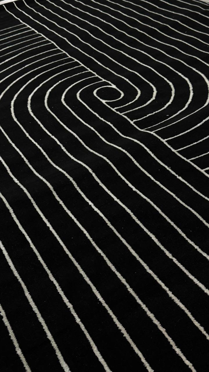 De nuestra colección POLAR: Este tapete color negro con blanco, elaborado con hilo de poliéster brillante de alta calidad, aporta suavidad, estilo y un sutil brillo que realza cualquier espacio. Su diseño contemporáneo y textura confortable lo convierten en una pieza funcional y decorativa para el hogar.

Características:

Tejido a máquina.
Hilo de poliéster brillante de alta calidad.
Textura suave al tacto.
Reverso de algodón para mayor resistencia y durabilidad.
Diseño plegable para fácil almacenamiento y