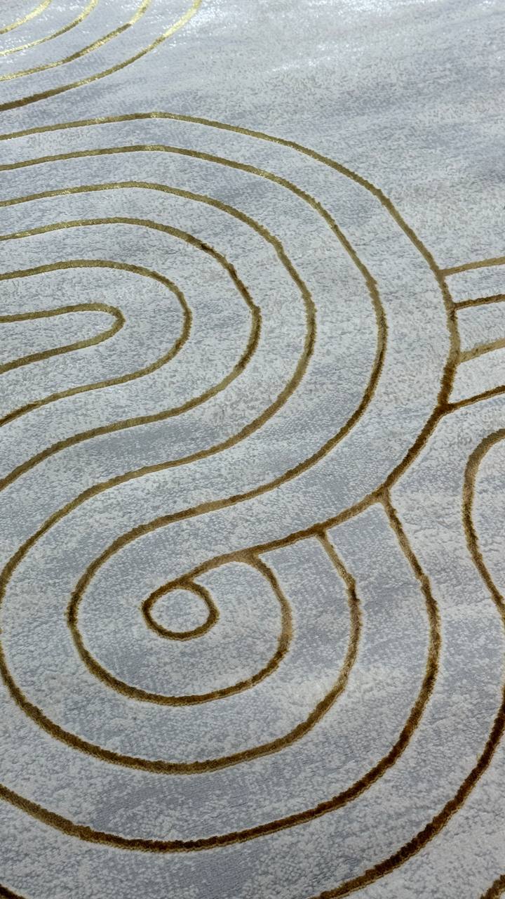 De nuestra colección POLAR: Este tapete color negro con blanco, elaborado con&nbsp;hilo de poliéster brillante de alta calidad, aporta suavidad, estilo y un sutil brillo que realza cualquier espacio. Su diseño contemporáneo y textura confortable lo convierten en una pieza funcional y decorativa para el hogar.

Características:

Tejido a máquina.
Hilo de poliéster brillante de alta calidad.
Textura suave al tacto.
Reverso de algodón para mayor resistencia y durabilidad.
Diseño plegable para fácil almacenamie