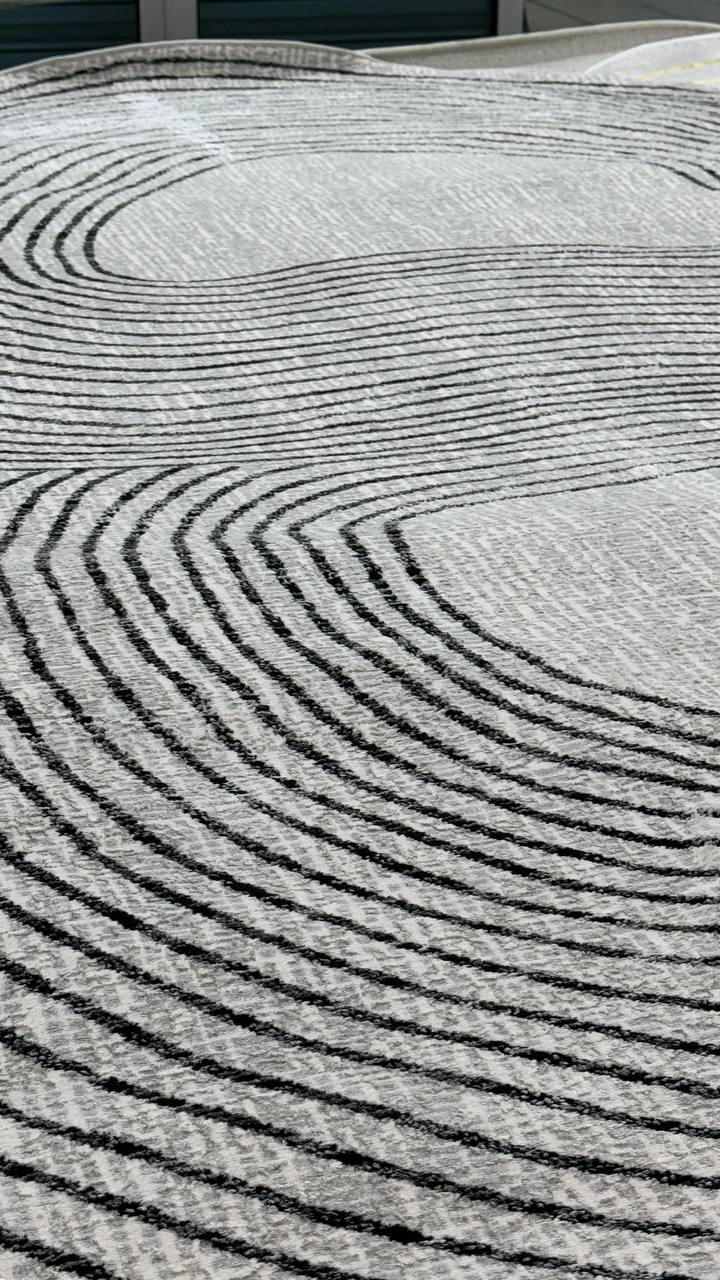 De nuestra colección POLAR: Este tapete color negro con blanco circular, elaborado con hilo de poliéster brillante de alta calidad, aporta suavidad, estilo y un sutil brillo que realza cualquier espacio. Su diseño contemporáneo y textura confortable lo convierten en una pieza funcional y decorativa para el hogar.

Características:

Tejido a máquina.
Hilo de poliéster brillante de alta calidad.
Textura suave al tacto.
Reverso de algodón para mayor resistencia y durabilidad.
Diseño plegable para fácil almacen