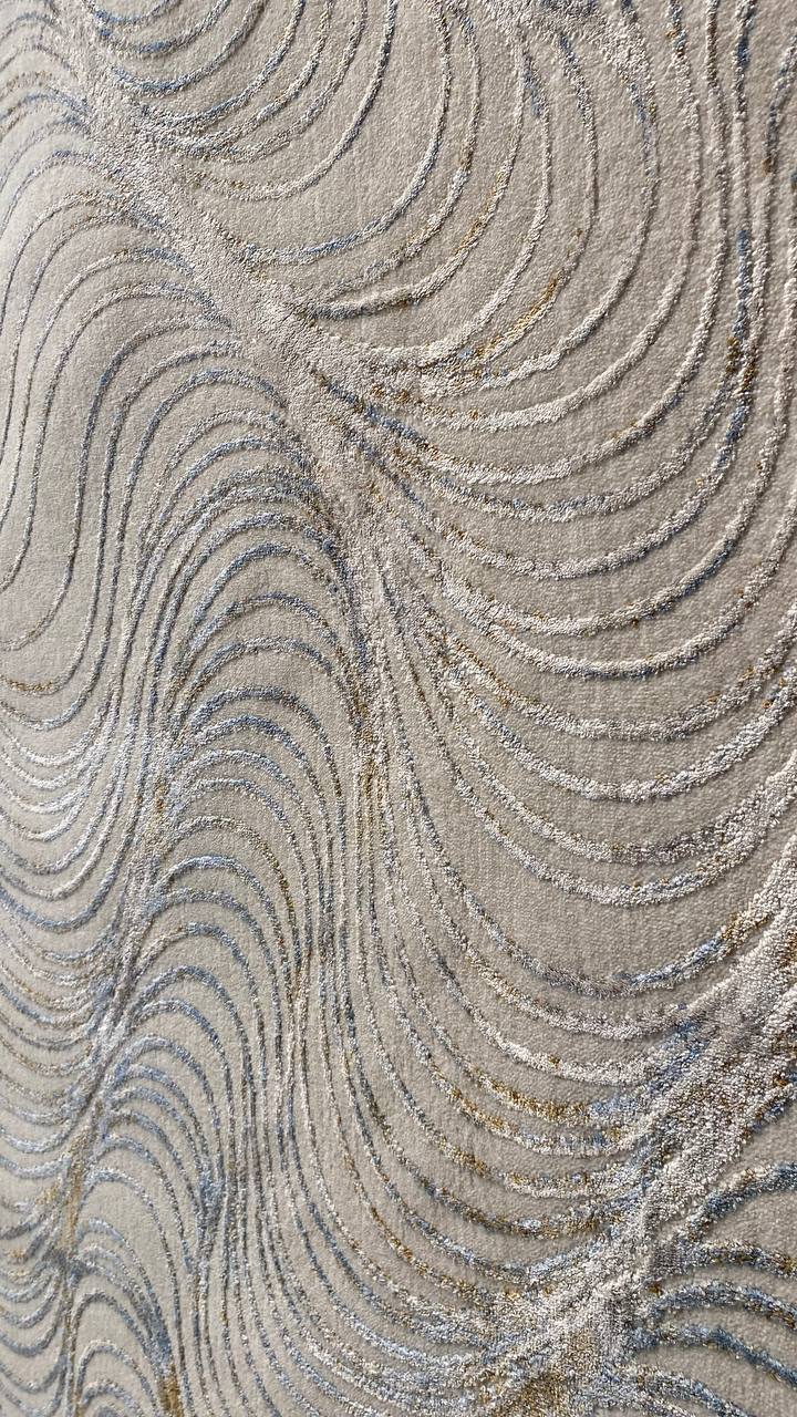La colección KAI combina elegancia contemporánea con una textura luminosa que realza cualquier espacio.Este tapete con patron en tonos azules fue confeccionado en una mezcla de poliéster y&nbsp;viscosa brillante, estos tapetes ofrecen un acabado suave al tacto y un sutil efecto de brillo que aporta sofisticación visual. Su respaldo 100% de algodón brinda estabilidad y durabilidad, mientras que su elaboración en telar a máquina garantiza precisión en cada detalle.


El tono de los colores pueden variar liger