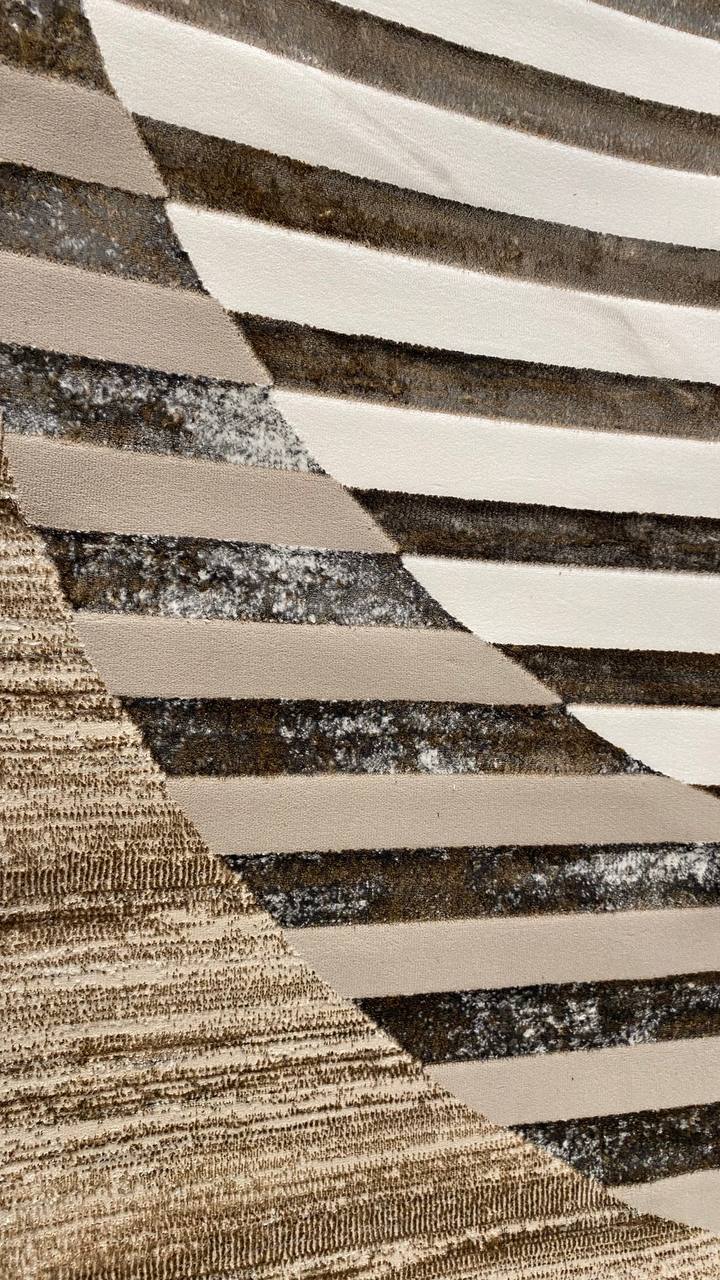 De nuestra colección POLAR: Este tapete colores marrones y patrones a rayas, elaborado con hilo de poliéster brillante de alta calidad, aporta suavidad, estilo y un sutil brillo que realza cualquier espacio. Su diseño contemporáneo y textura confortable lo convierten en una pieza funcional y decorativa para el hogar.

Características:

Tejido a máquina.
Hilo de poliéster brillante de alta calidad.
Textura suave al tacto.
Reverso de algodón para mayor resistencia y durabilidad.
Diseño plegable para fácil alm