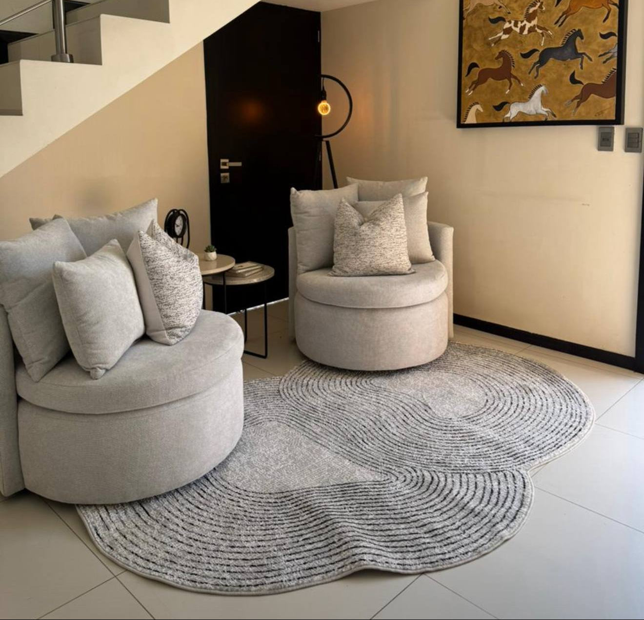 De nuestra colección POLAR: Este tapete color negro con blanco circular, elaborado con hilo de poliéster brillante de alta calidad, aporta suavidad, estilo y un sutil brillo que realza cualquier espacio. Su diseño contemporáneo y textura confortable lo convierten en una pieza funcional y decorativa para el hogar.

Características:

Tejido a máquina.
Hilo de poliéster brillante de alta calidad.
Textura suave al tacto.
Reverso de algodón para mayor resistencia y durabilidad.
Diseño plegable para fácil almacen