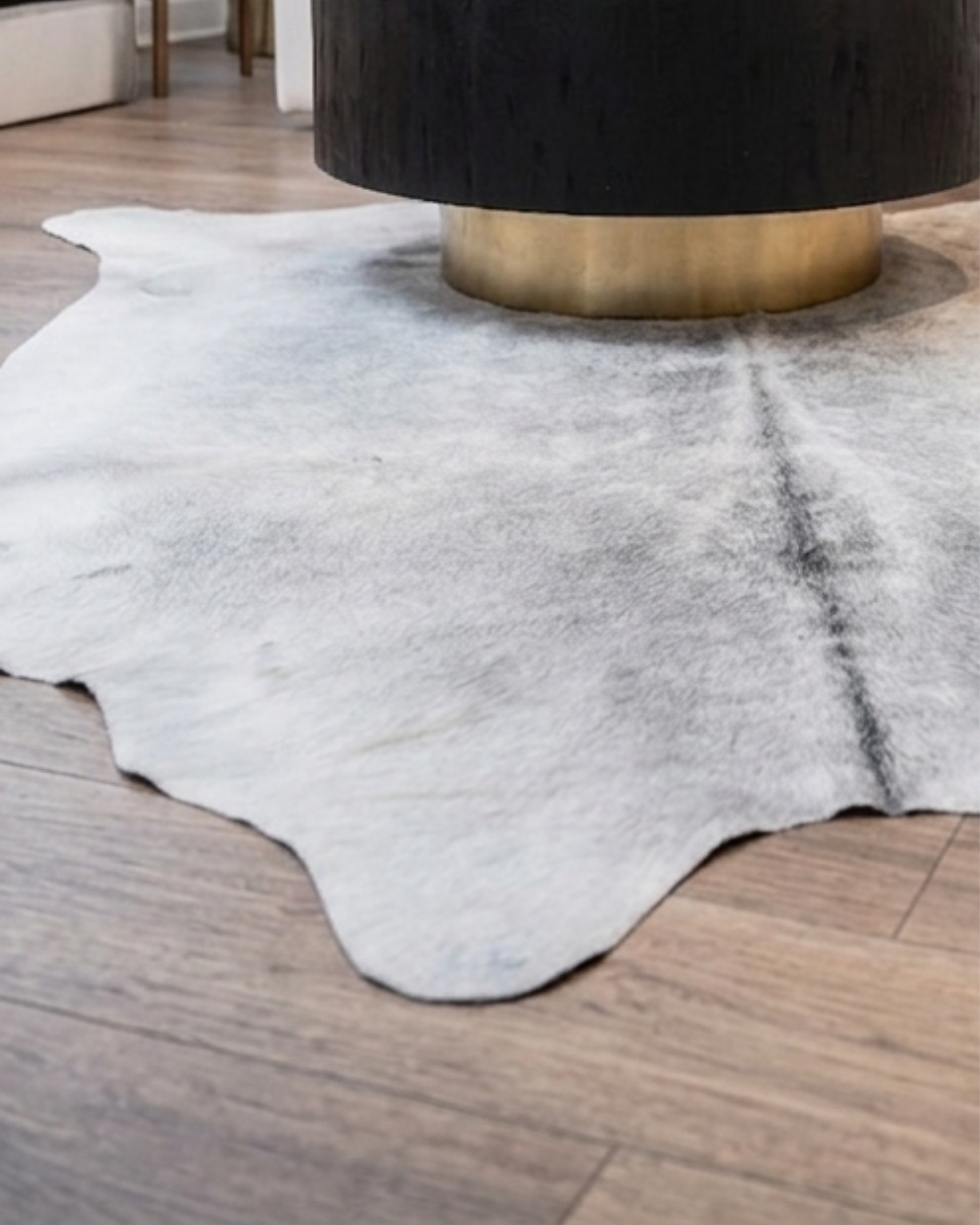 Alfombra decorativa estilo piel de vaca que aporta elegancia y luminosidad a cualquier espacio.
Su combinación se adapta fácilmente a distintos estilos de decoración, mientras que su brillo y textura suave crean una sensación acogedora y sofisticada en sala, recámara, estudio u oficina.

Diseñada para el uso diario, ofrece resistencia al desprendimiento de fibras, fácil limpieza y una estructura duradera que mantiene su apariencia con el tiempo.

Características:


Pieles de vaca 100% auténticas&nbsp;
Casi 