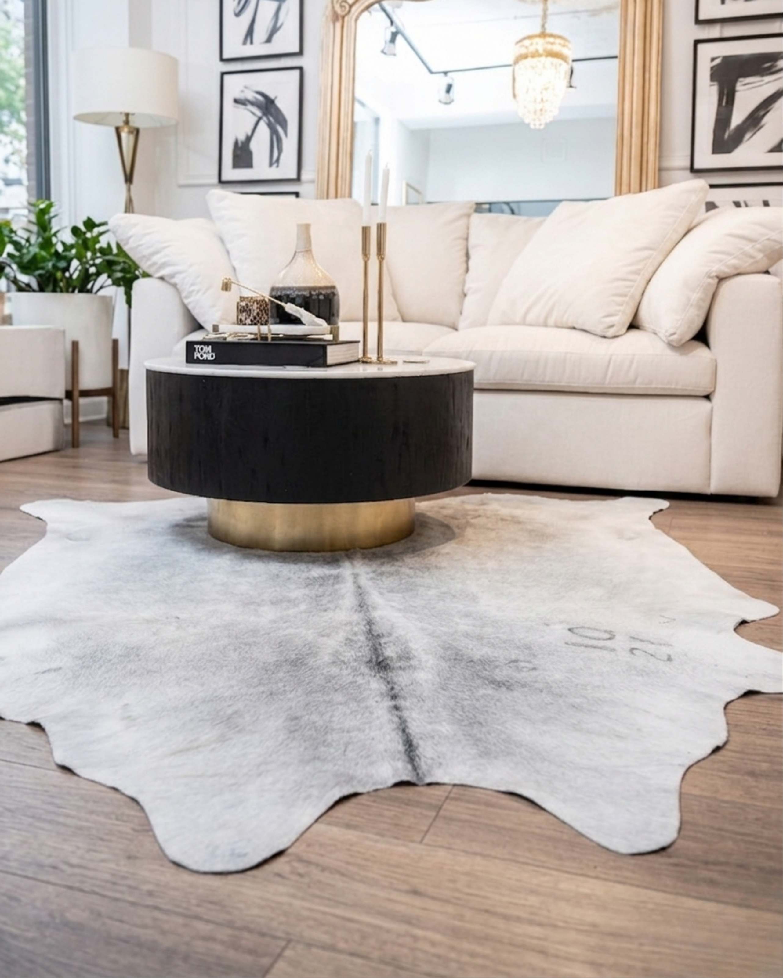 Alfombra decorativa estilo piel de vaca que aporta elegancia y luminosidad a cualquier espacio.
Su combinación se adapta fácilmente a distintos estilos de decoración, mientras que su brillo y textura suave crean una sensación acogedora y sofisticada en sala, recámara, estudio u oficina.

Diseñada para el uso diario, ofrece resistencia al desprendimiento de fibras, fácil limpieza y una estructura duradera que mantiene su apariencia con el tiempo.

Características:


Pieles de vaca 100% auténticas&nbsp;
Casi 
