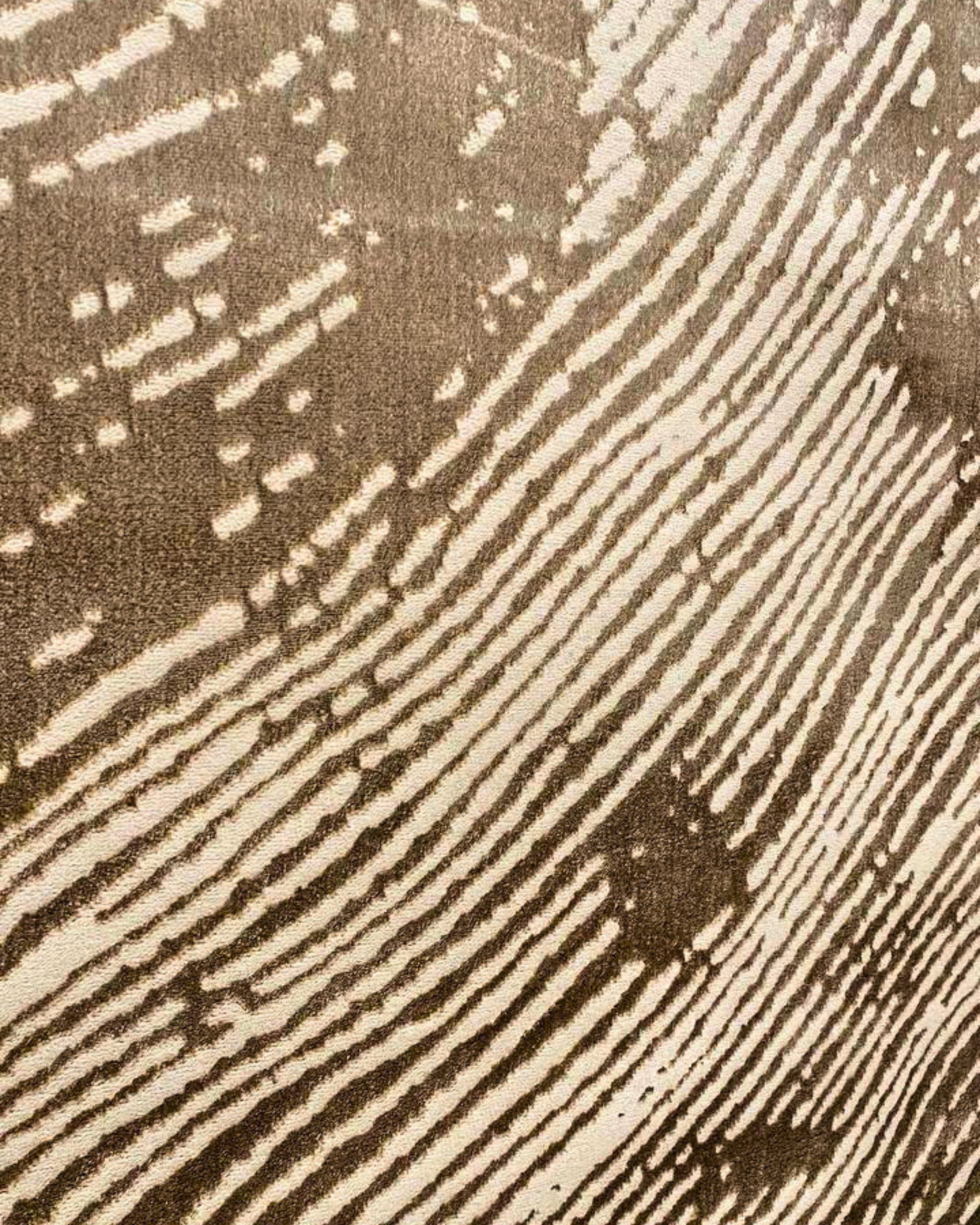 De nuestra colección POLAR: Este tapete beige con destellos dorados, elaborado con hilo de poliéster brillante de alta calidad, aporta suavidad, estilo y un sutil brillo que realza cualquier espacio. Su diseño contemporáneo y textura confortable lo convierten en una pieza funcional y decorativa para el hogar.

Características:

Tejido a máquina.
Hilo de poliéster brillante de alta calidad.
Textura suave al tacto.