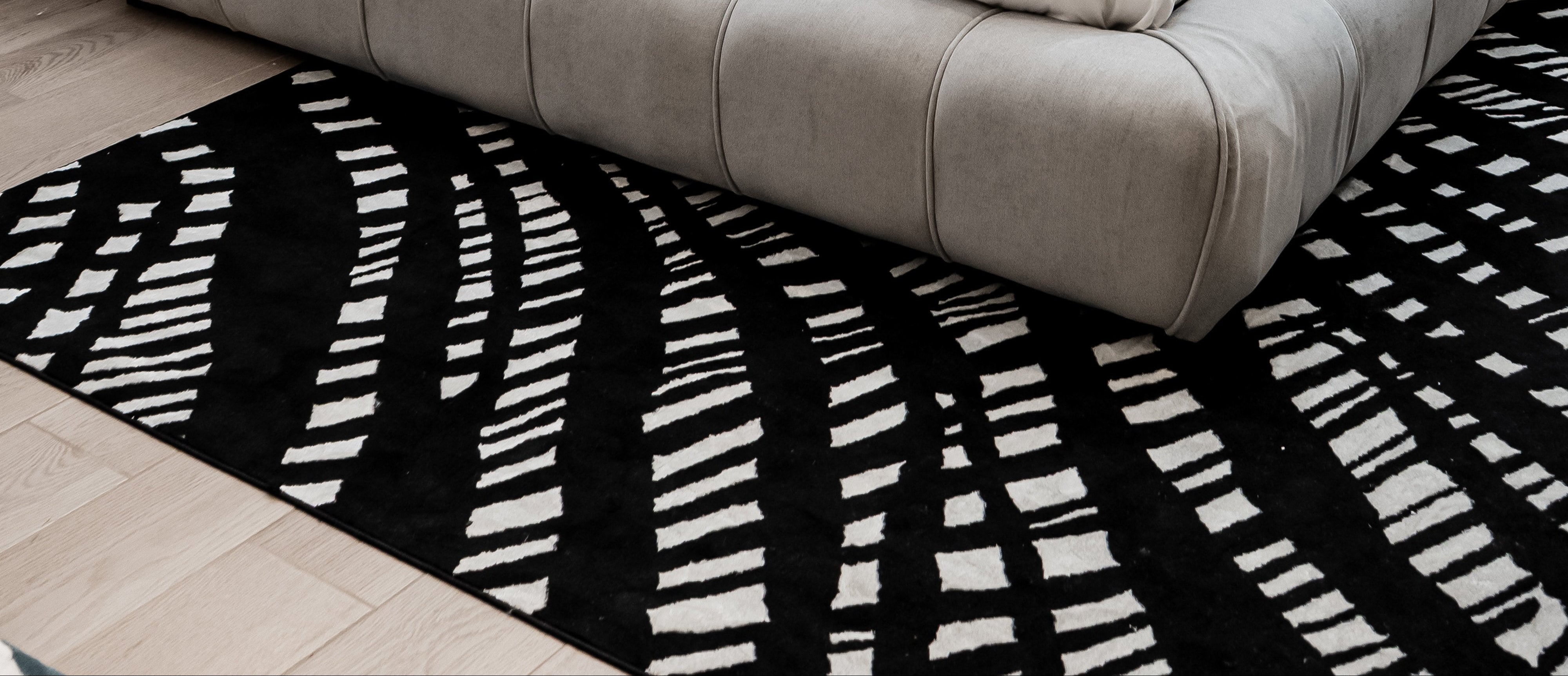De nuestra colección POLAR: Este tapete color negro con blanco, elaborado con&nbsp;hilo de poliéster brillante de alta calidad, aporta suavidad, estilo y un sutil brillo que realza cualquier espacio. Su diseño contemporáneo y textura confortable lo convierten en una pieza funcional y decorativa para el hogar.

Características:

Tejido a máquina.
Hilo de poliéster brillante de alta calidad.
Textura suave al tacto.
Reverso de algodón para mayor resistencia y durabilidad.
Diseño plegable para fácil almacenamie