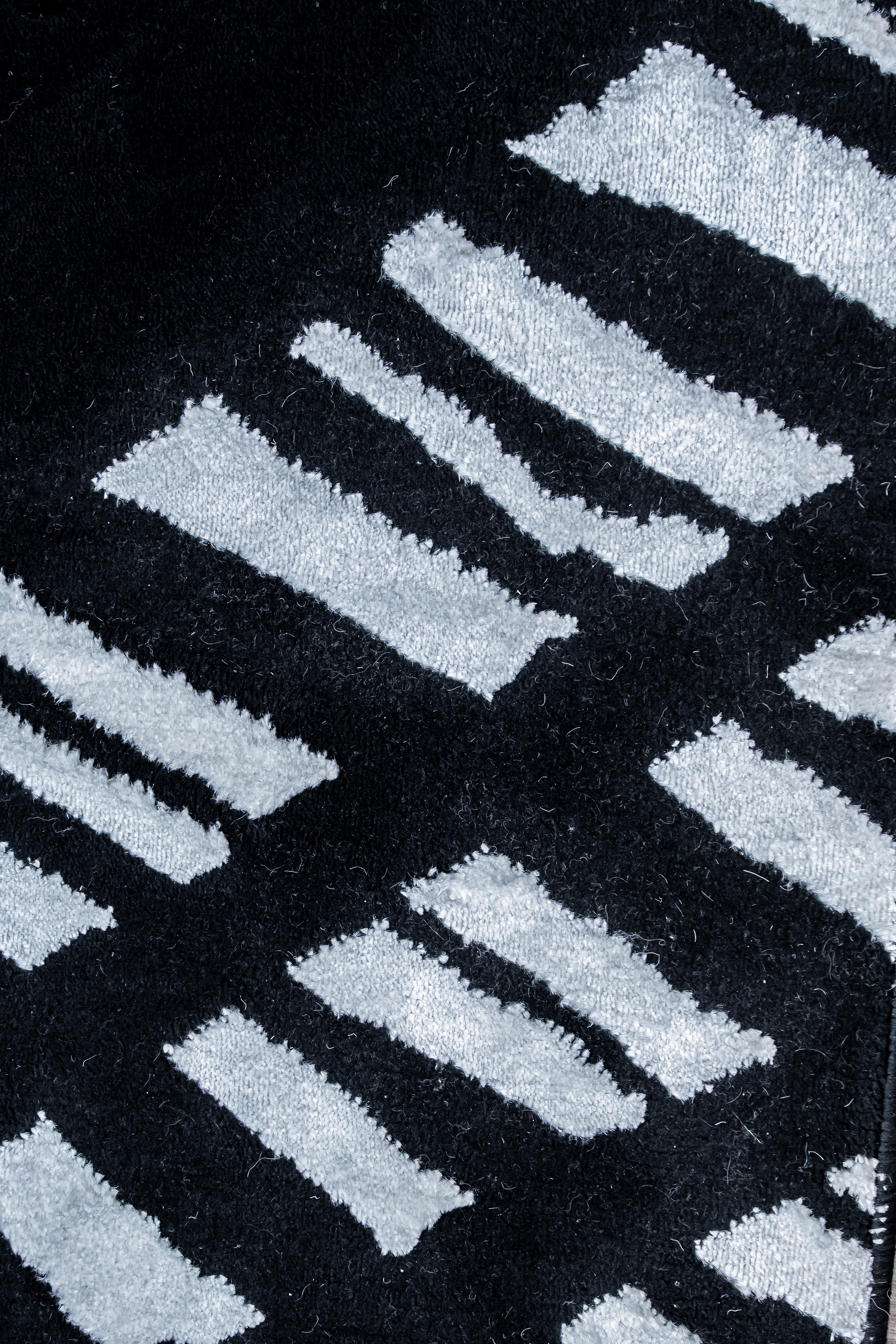 De nuestra colección POLAR: Este tapete color negro con blanco, elaborado con&nbsp;hilo de poliéster brillante de alta calidad, aporta suavidad, estilo y un sutil brillo que realza cualquier espacio. Su diseño contemporáneo y textura confortable lo convierten en una pieza funcional y decorativa para el hogar.

Características:

Tejido a máquina.
Hilo de poliéster brillante de alta calidad.
Textura suave al tacto.
Reverso de algodón para mayor resistencia y durabilidad.
Diseño plegable para fácil almacenamie