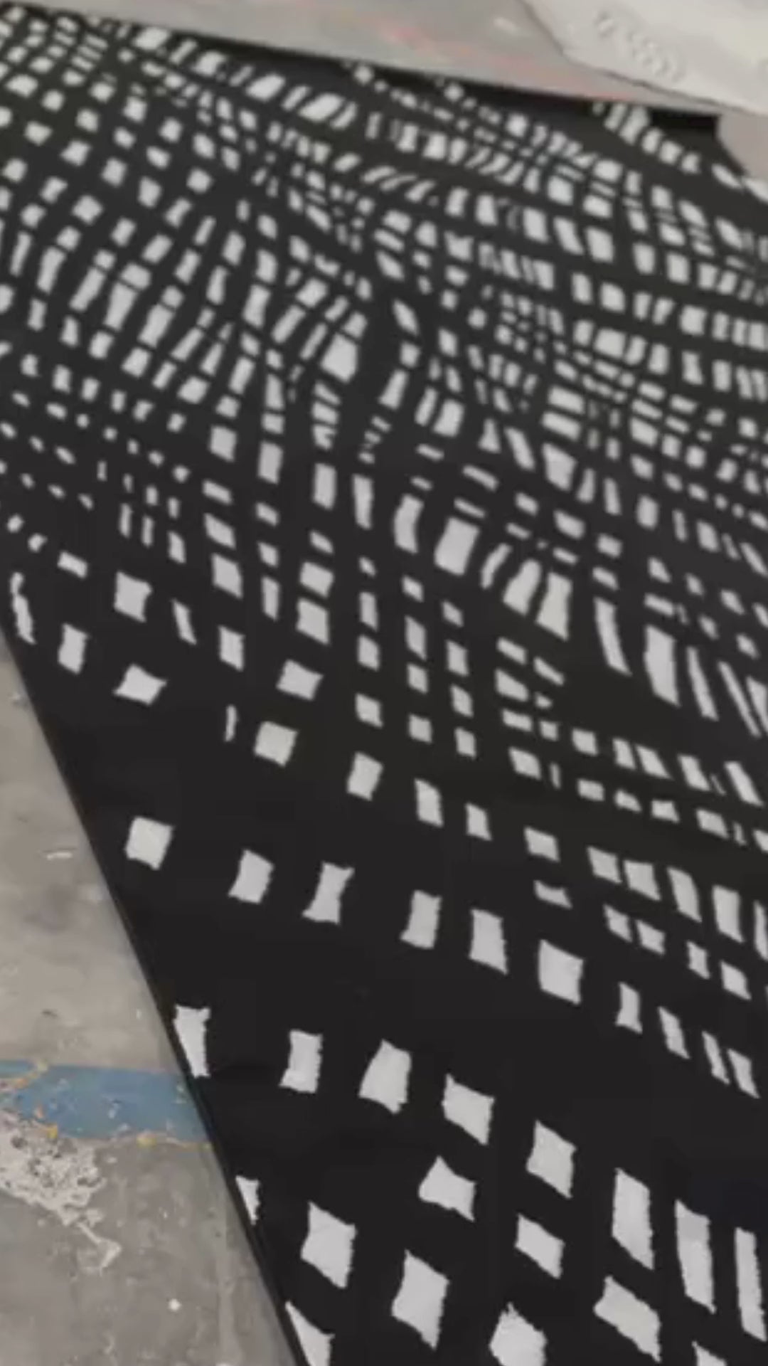De nuestra colección POLAR: Este tapete color negro con blanco, elaborado con&nbsp;hilo de poliéster brillante de alta calidad, aporta suavidad, estilo y un sutil brillo que realza cualquier espacio. Su diseño contemporáneo y textura confortable lo convierten en una pieza funcional y decorativa para el hogar.

Características:

Tejido a máquina.
Hilo de poliéster brillante de alta calidad.
Textura suave al tacto.
Reverso de algodón para mayor resistencia y durabilidad.
Diseño plegable para fácil almacenamie