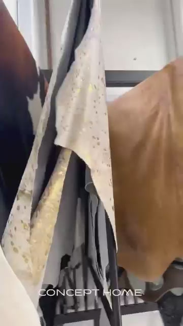 De nuestra colección Premium Hand Tufted: Este tapete beige color vainilla con textura&nbsp;es una pieza artesanal única, hecha completamente a mano con materiales premium y un proceso que puede tomar hasta 3 meses, reflejando dedicación, detalle y exclusividad en cada fibra.

Características:

Hecho a mano.
Base de algodón.
70% lana de Nueva Zelanda, 30% viscosa.
Hecho en India.&nbsp;