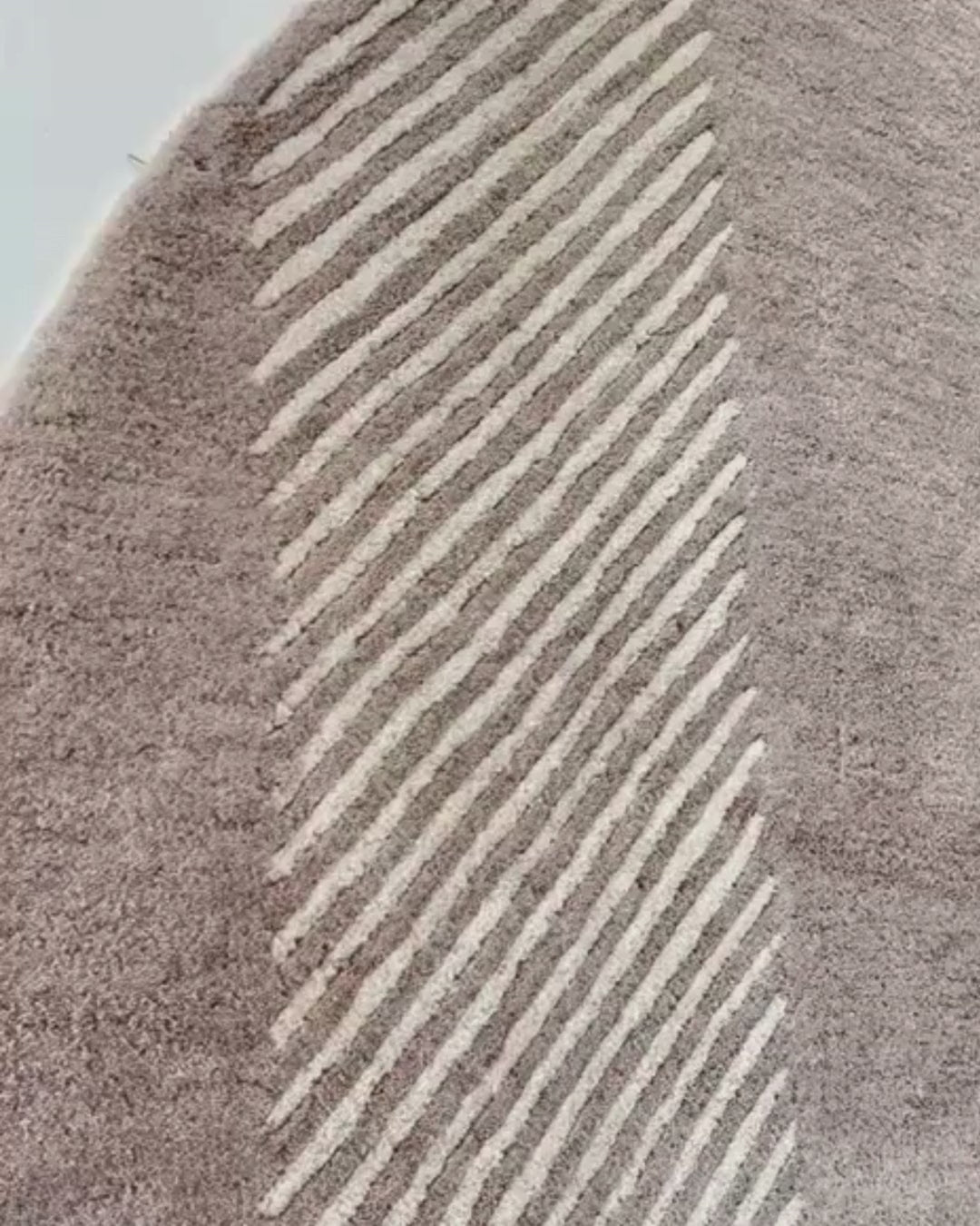 De nuestra colección Premium Hand Tufted: Tapete circular color rosa es una pieza&nbsp;artesanal única, hecha completamente a mano con materiales premium y un proceso que puede tomar hasta 3 meses, reflejando dedicación, detalle y exclusividad en cada fibra.

Características:

Hecho a mano.
Base de algodón.
70% lana de Nueva Zelanda, 30% viscosa.
Hecho en India.&nbsp;
