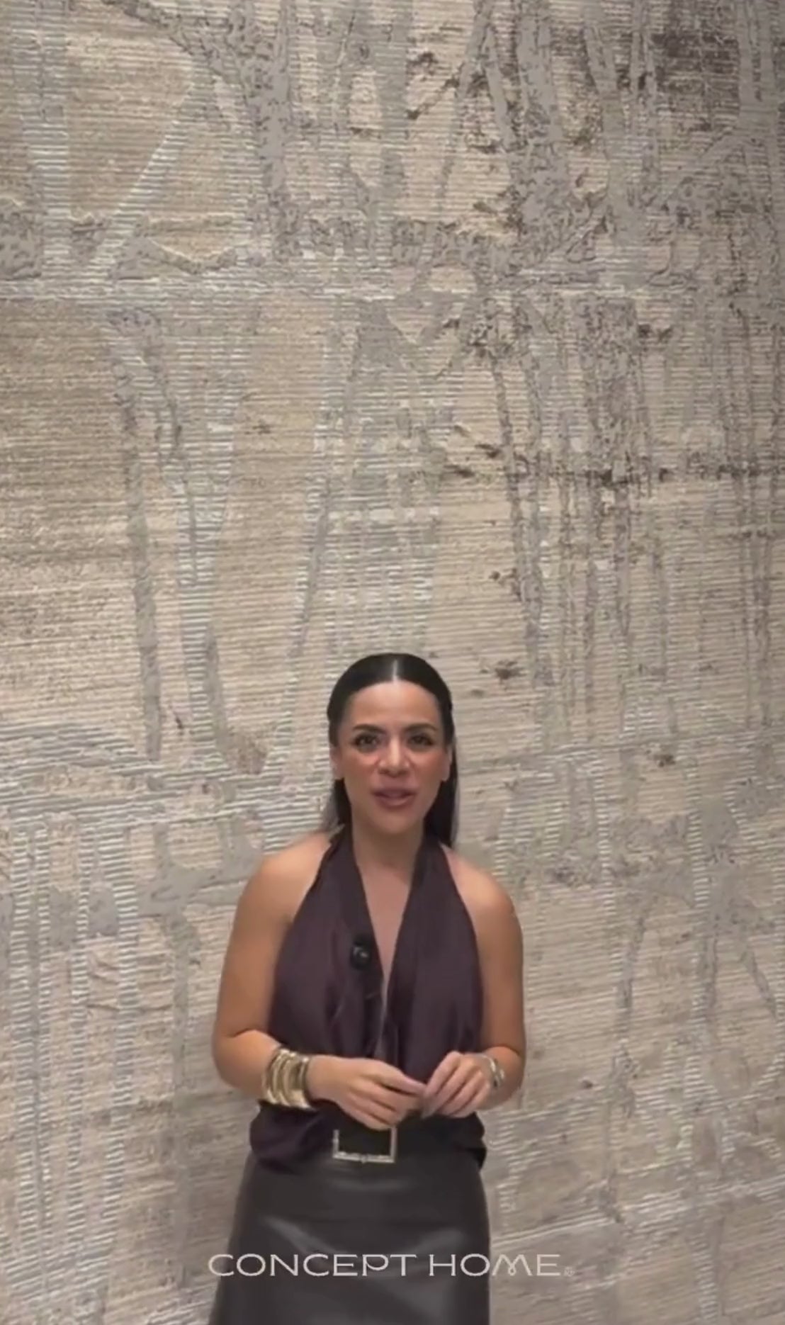 La colección KAI combina elegancia contemporánea con una textura luminosa que realza cualquier espacio.Este tapete con patron en tonos azules fue confeccionado en una mezcla de poliéster y&nbsp;viscosa brillante, estos tapetes ofrecen un acabado suave al tacto y un sutil efecto de brillo que aporta sofisticación visual. Su respaldo 100% de algodón brinda estabilidad y durabilidad, mientras que su elaboración en telar a máquina garantiza precisión en cada detalle.


El tono de los colores pueden variar liger