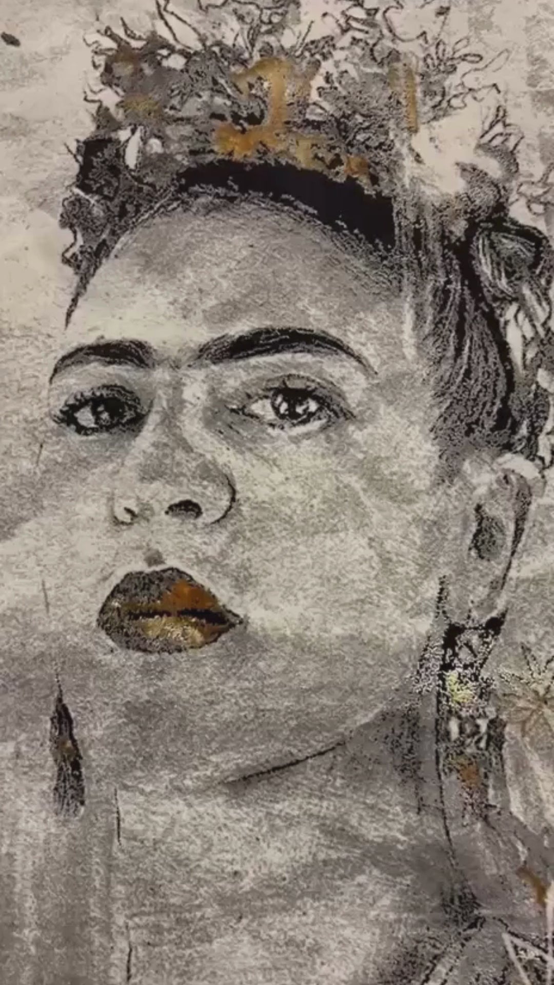 De nuestra colección POLAR: Este tapete color negro con blanco con el patron de Frida Kahlo, elaborado con&nbsp;hilo de poliéster brillante de alta calidad, aporta suavidad, estilo y un sutil brillo que realza cualquier espacio. Su diseño contemporáneo y textura confortable lo convierten en una pieza funcional y decorativa para el hogar.

Características:

Tejido a máquina.
Hilo de poliéster brillante de alta calidad.
Textura suave al tacto.
Reverso de algodón para mayor resistencia y durabilidad.
Diseño pl