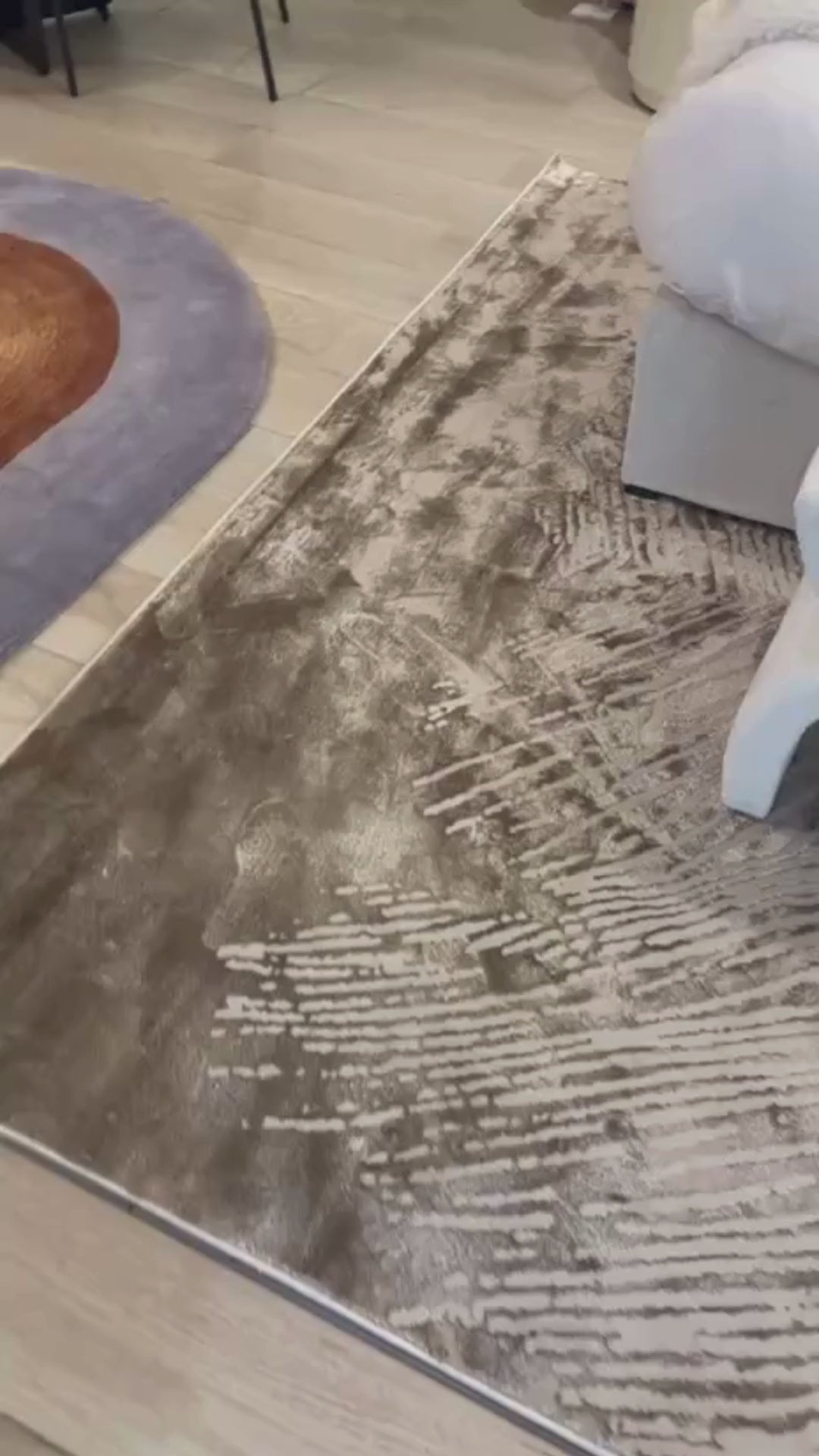 De nuestra colección POLAR: Este tapete beige con destellos dorados, elaborado con hilo de poliéster brillante de alta calidad, aporta suavidad, estilo y un sutil brillo que realza cualquier espacio. Su diseño contemporáneo y textura confortable lo convierten en una pieza funcional y decorativa para el hogar.

Características:

Tejido a máquina.
Hilo de poliéster brillante de alta calidad.
Textura suave al tacto.
