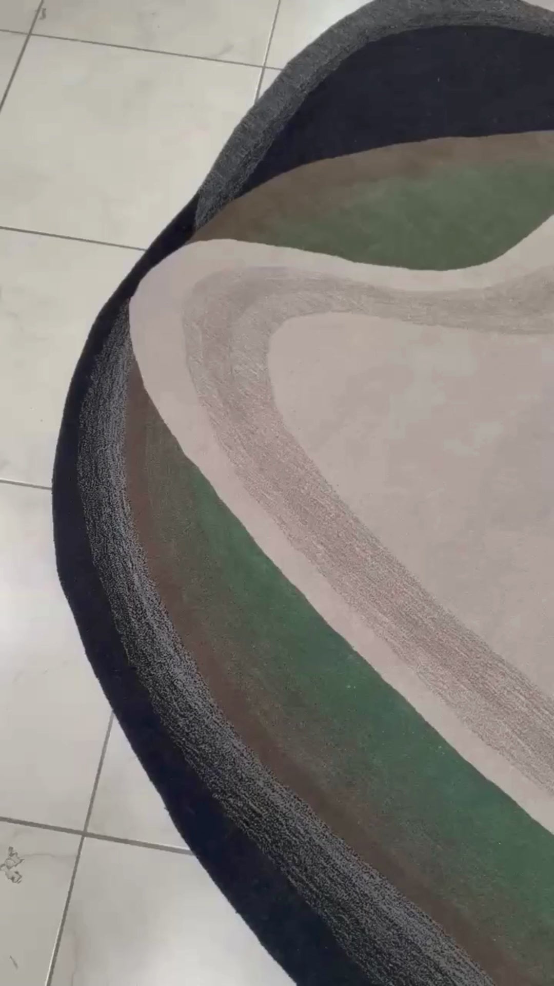 De nuestra colección Premium Hand Tufted: Este tapete en tono rosa morado y naranja con verde  aporta suavidad, elegancia y un toque acogedor a cualquier espacio. Su color delicado crea ambientes cálidos y sofisticados, mientras su elaboración artesanal refleja exclusividad y atención al detalle en cada fibra. Cada pieza es única, hecha completamente a mano con materiales premium y un proceso que puede tomar hasta 3 meses.
