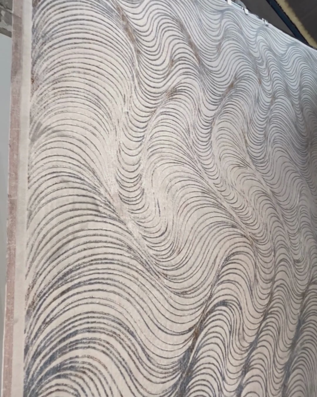La colección KAI combina elegancia contemporánea con una textura luminosa que realza cualquier espacio.Este tapete con patron en tonos azules fue confeccionado en una mezcla de poliéster y&nbsp;viscosa brillante, estos tapetes ofrecen un acabado suave al tacto y un sutil efecto de brillo que aporta sofisticación visual. Su respaldo 100% de algodón brinda estabilidad y durabilidad, mientras que su elaboración en telar a máquina garantiza precisión en cada detalle.


El tono de los colores pueden variar liger
