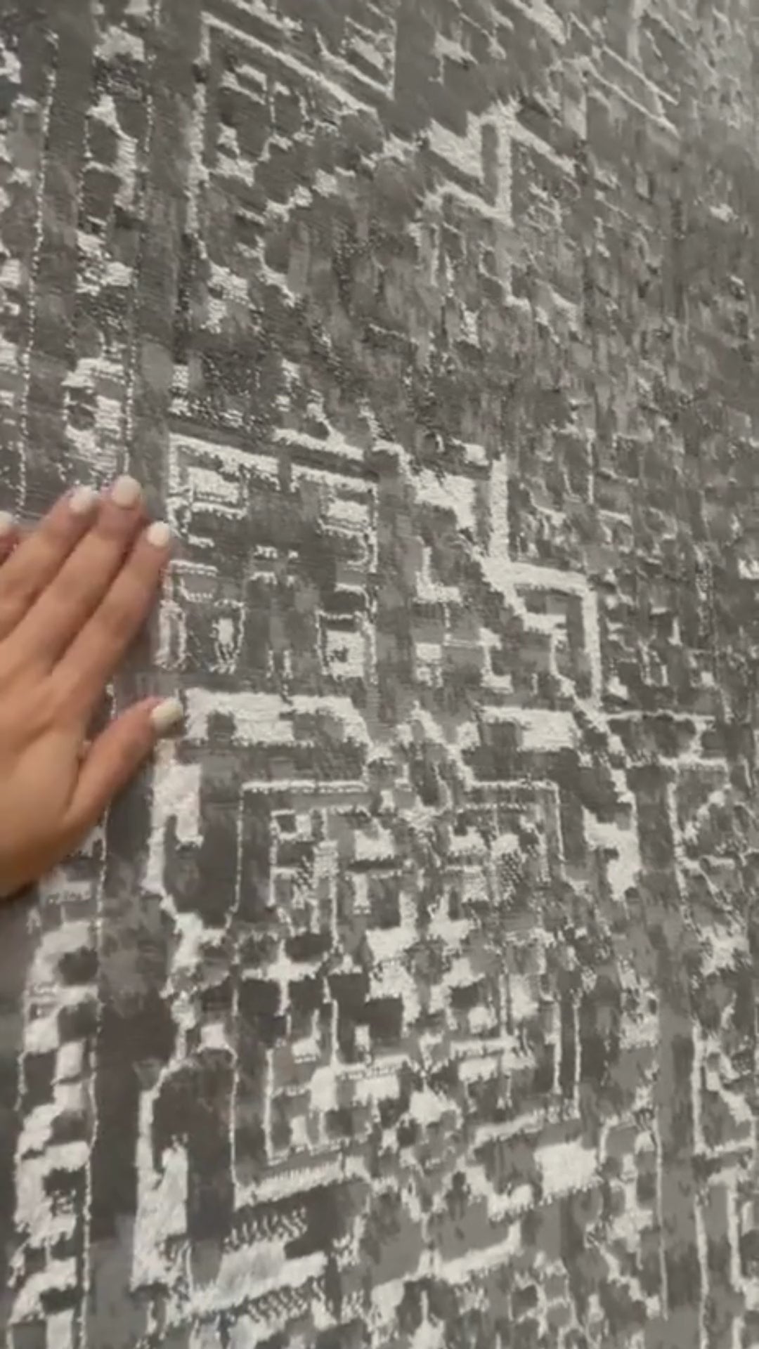 La colección KAI combina elegancia contemporánea con una textura luminosa que realza cualquier espacio.Este tapete con patron en tonos azules fue confeccionado en una mezcla de poliéster y&nbsp;viscosa brillante, estos tapetes ofrecen un acabado suave al tacto y un sutil efecto de brillo que aporta sofisticación visual. Su respaldo 100% de algodón brinda estabilidad y durabilidad, mientras que su elaboración en telar a máquina garantiza precisión en cada detalle.


El tono de los colores pueden variar liger