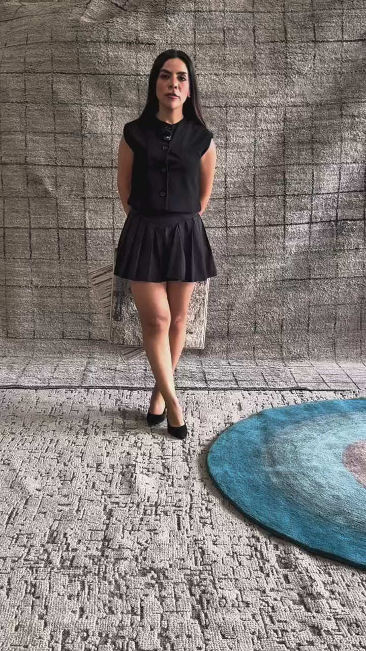De nuestra colección Premium Hand Tufted: Este tapete circular color Ivory con negro es diseño único. Cada tapete es una pieza&nbsp;artesanal única, hecha completamente a mano con materiales premium y un proceso que puede tomar hasta 3 meses, reflejando dedicación, detalle y exclusividad en cada fibra.

Características:

Hecho a mano.
Base de algodón.
70% lana de Nueva Zelanda, 30% viscosa.
Hecho en India.&nbsp;
