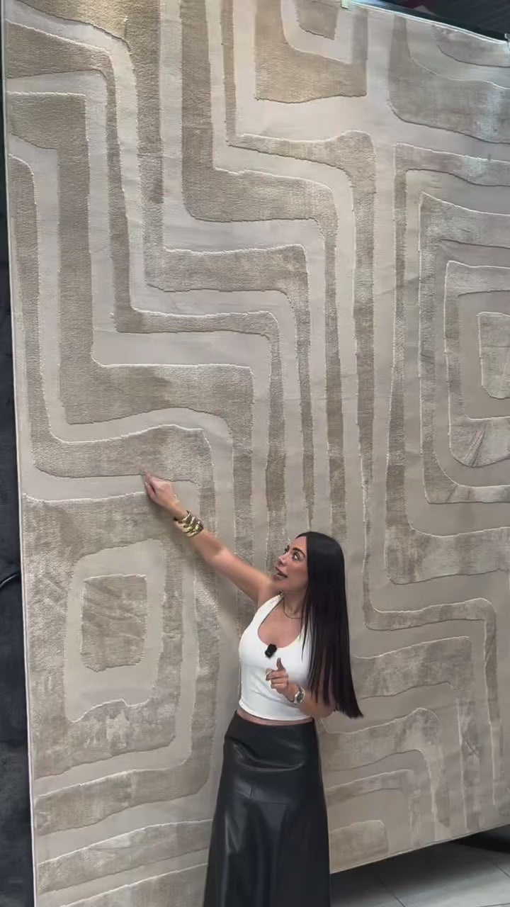 Presentamos nuestra última colección de alfombras de diseño NUDE&nbsp;: una sofisticada combinación de tonos beige y moca cálidos. Elaboradas con una textura de relieve para mayor profundidad, cada pieza presenta una combinación única de dos tipos de hilo de primera calidad, creando una sensación suave y tridimensional. Con un estilo moderno y a la vez versátil, esta colección aporta un toque playero y relajado a cualquier espacio. El equilibrio perfecto entre elegancia informal y diseño refinado.