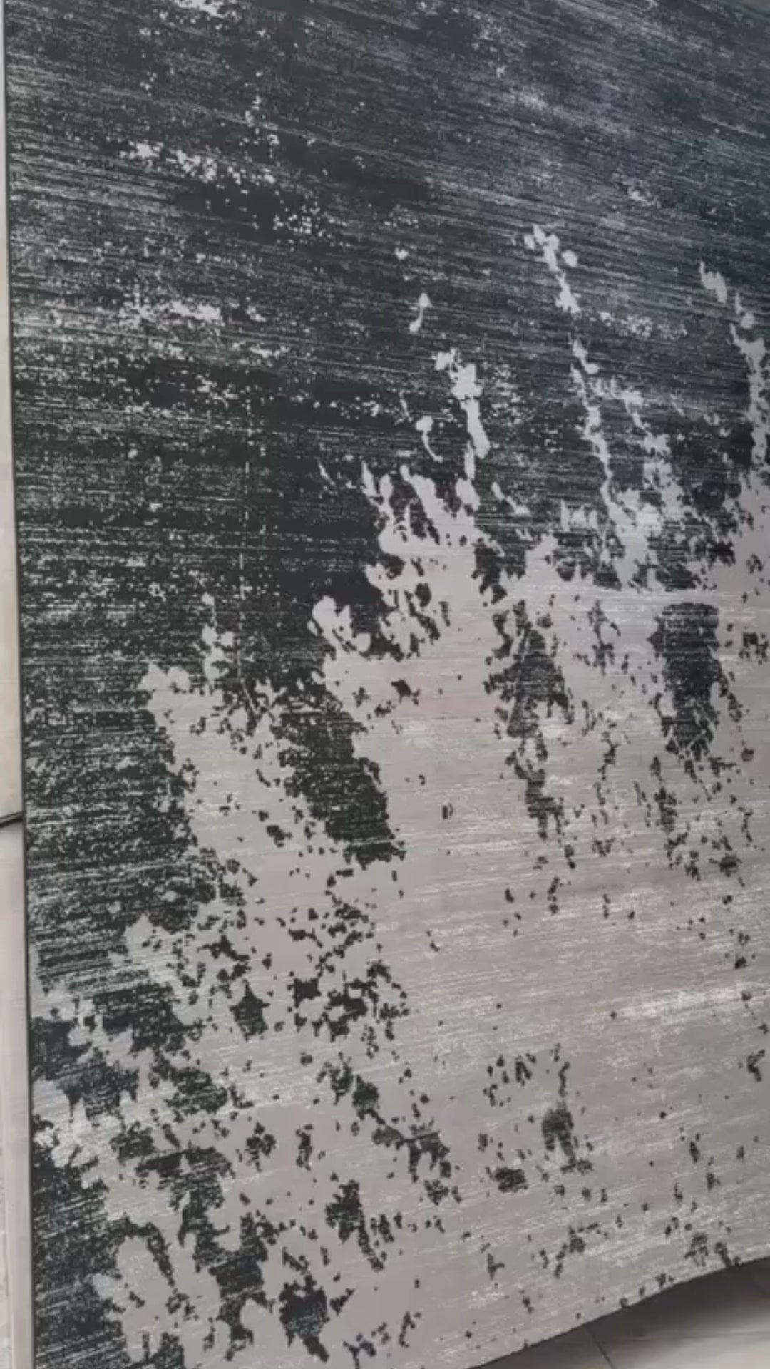De nuestra colección POLAR: Este tapete color negro con plata, elaborado con hilo de poliéster brillante de alta calidad, aporta suavidad, estilo y un sutil brillo que realza cualquier espacio. Su diseño contemporáneo y textura confortable lo convierten en una pieza funcional y decorativa para el hogar.

Características:

Tejido a máquina.
Hilo de poliéster brillante de alta calidad.
Textura suave al tacto.
Reverso de algodón para mayor resistencia y durabilidad.
Diseño plegable para fácil almacenamiento y 