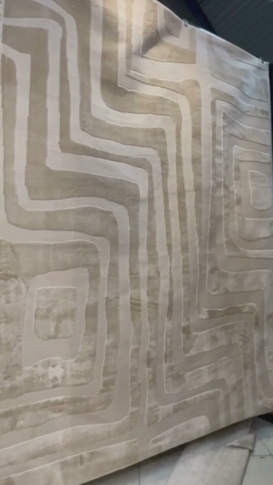Presentamos nuestra colección de alfombras NUDE : una sofisticada combinación de tonos beige y moca cálidos. Elaboradas con una textura de relieve para mayor profundidad, cada pieza presenta una combinación única de dos tipos de hilo de primera calidad, creando una sensación suave y tridimensional. Con un estilo moderno ya la vez versátil, esta colección aporta un toque jugador y relajado en cualquier espacio. El equilibrio perfecto entre elegancia informal y diseño refinado.&nbsp;

El tono de los colores p