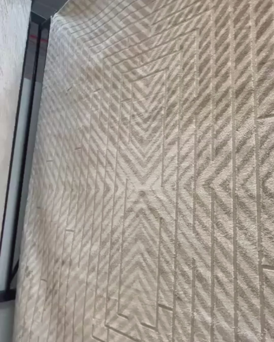 Presentamos nuestra colección de alfombras NUDE : una sofisticada combinación de tonos beige y moca cálidos. Elaboradas con una textura de relieve para mayor profundidad, cada pieza presenta una combinación única de dos tipos de hilo de primera calidad, creando una sensación suave y tridimensional. Con un estilo moderno ya la vez versátil, esta colección aporta un toque jugador y relajado en cualquier espacio. El equilibrio perfecto entre elegancia informal y diseño refinado.&nbsp;

El tono de los colores p