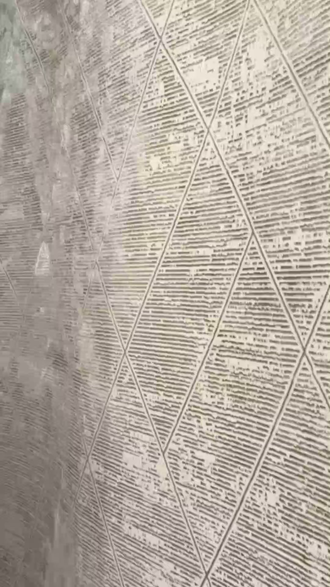 La colección JADE&nbsp;combina elegancia contemporánea con una textura luminosa que realza cualquier espacio. Confeccionados en una mezcla de poliéster y viscosa brillante, estos tapetes ofrecen un acabado suave al tacto y un sutil efecto de brillo que aporta sofisticación visual. Su respaldo 100% de algodón brinda estabilidad y durabilidad, mientras que su elaboración en telar a máquina garantiza precisión en cada detalle.
Fabricados en Turquía, destacan por su calidad, diseño refinado y estilo atemporal.
