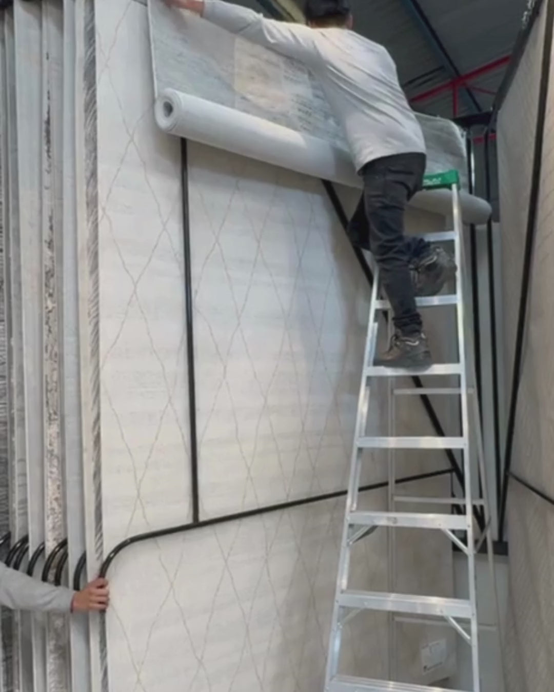 La colección KAI combina elegancia contemporánea con una textura luminosa que realza cualquier espacio.Este tapete con patron en tonos azules fue confeccionado en una mezcla de poliéster y&nbsp;viscosa brillante, estos tapetes ofrecen un acabado suave al tacto y un sutil efecto de brillo que aporta sofisticación visual. Su respaldo 100% de algodón brinda estabilidad y durabilidad, mientras que su elaboración en telar a máquina garantiza precisión en cada detalle.


El tono de los colores pueden variar liger