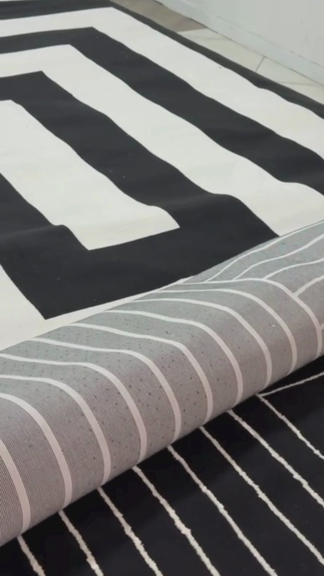 De nuestra colección POLAR: Este tapete color negro con blanco, elaborado con hilo de poliéster brillante de alta calidad, aporta suavidad, estilo y un sutil brillo que realza cualquier espacio. Su diseño contemporáneo y textura confortable lo convierten en una pieza funcional y decorativa para el hogar.

Características:

Tejido a máquina.
Hilo de poliéster brillante de alta calidad.
Textura suave al tacto.
Reverso de algodón para mayor resistencia y durabilidad.
Diseño plegable para fácil almacenamiento y