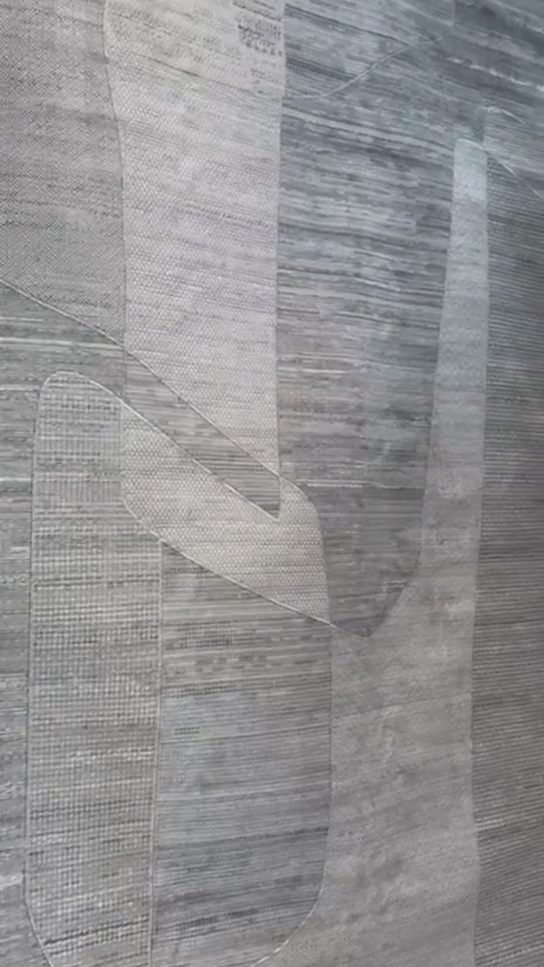 La colección KAI combina elegancia contemporánea con una textura luminosa que realza cualquier espacio.Este tapete con patron en tonos azules fue confeccionado en una mezcla de poliéster y&nbsp;viscosa brillante, estos tapetes ofrecen un acabado suave al tacto y un sutil efecto de brillo que aporta sofisticación visual. Su respaldo 100% de algodón brinda estabilidad y durabilidad, mientras que su elaboración en telar a máquina garantiza precisión en cada detalle.


El tono de los colores pueden variar liger