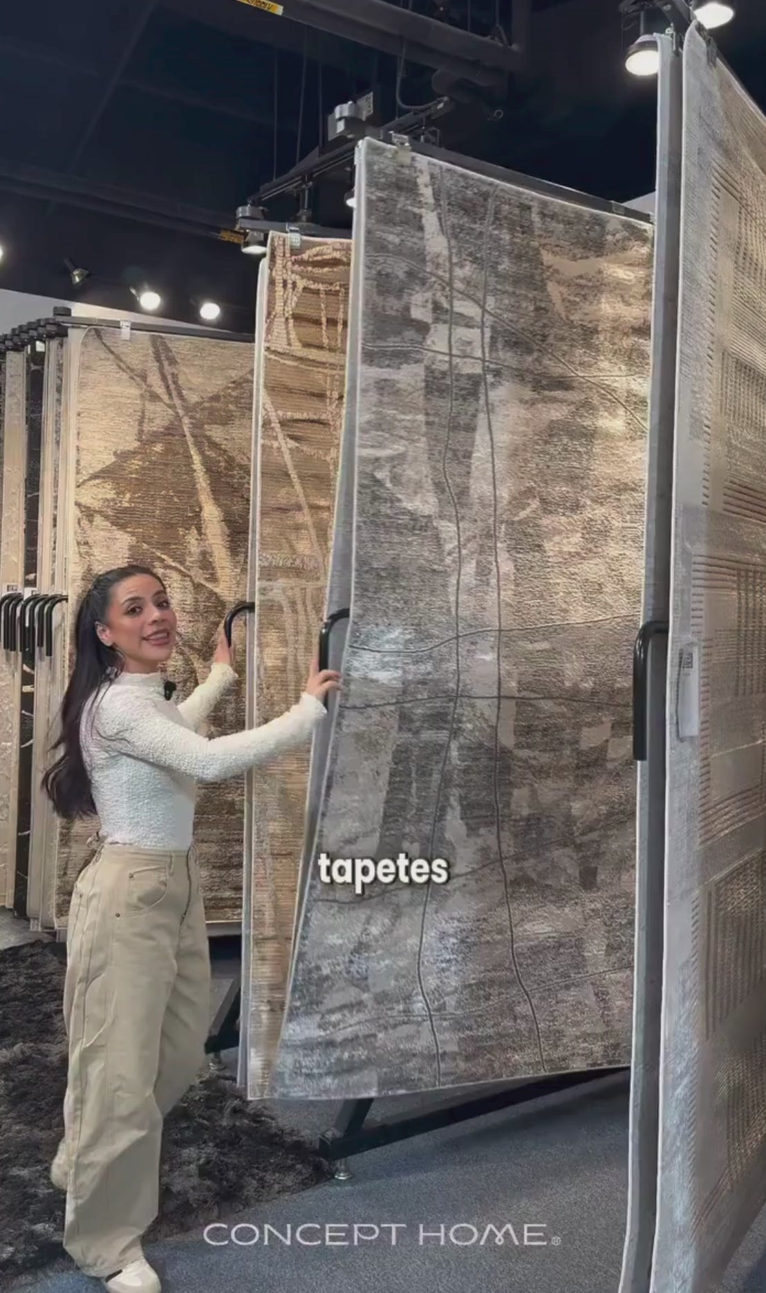 La colección KAI combina elegancia contemporánea con una textura luminosa que realza cualquier espacio. Confeccionados en una mezcla de poliéster y viscosa brillante, estos tapetes ofrecen un acabado suave al tacto y un sutil efecto de brillo que aporta sofisticación visual. Su respaldo 100% de algodón brinda estabilidad y durabilidad, mientras que su elaboración en telar a máquina garantiza precisión en cada detalle.


El tono de los colores pueden variar ligeramente según la&nbsp;iluminación&nbsp;de las f