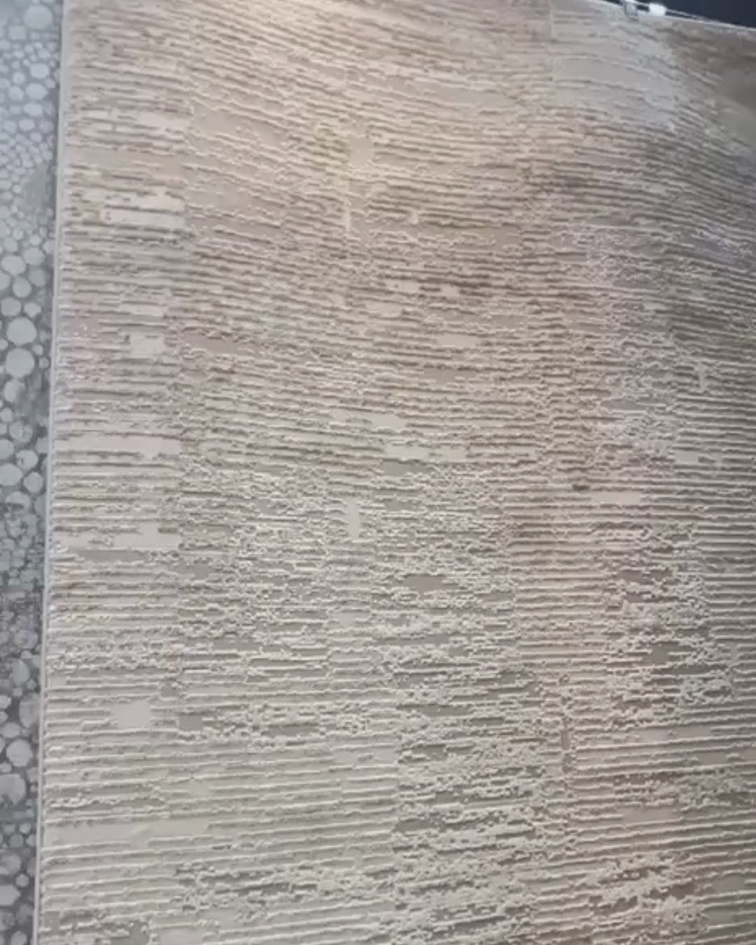 Presentamos nuestra última colección de alfombras de diseño NUDE&nbsp;: una sofisticada combinación de tonos beige y moca cálidos. Elaboradas con una textura de relieve para mayor profundidad, cada pieza presenta una combinación única de dos tipos de hilo de primera calidad, creando una sensación suave y tridimensional. Con un estilo moderno y a la vez versátil, esta colección aporta un toque playero y relajado a cualquier espacio. El equilibrio perfecto entre elegancia informal y diseño refinado.