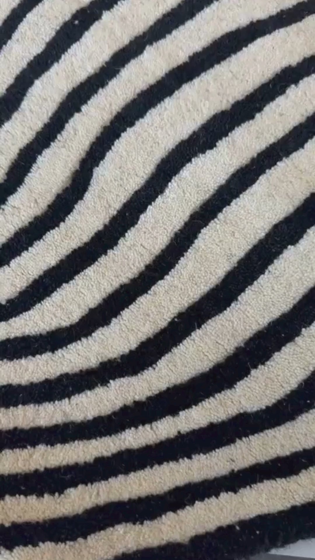 De nuestra colección Premium Hand Tufted: Este tapete rayado en beige con negro es una pieza artesanal única, hecha completamente a mano con materiales premium y un proceso que puede tomar hasta 3 meses, reflejando dedicación, detalle y exclusividad en cada fibra.

Características:

Hecho a mano.
Base de algodón.
70% lana de Nueva Zelanda, 30% viscosa.
Hecho en India.&nbsp;