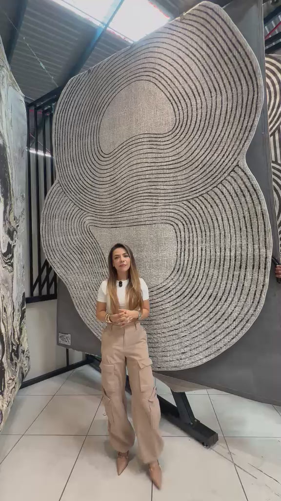 De nuestra colección POLAR: Este tapete color negro con blanco circular, elaborado con hilo de poliéster brillante de alta calidad, aporta suavidad, estilo y un sutil brillo que realza cualquier espacio. Su diseño contemporáneo y textura confortable lo convierten en una pieza funcional y decorativa para el hogar.

Características:

Tejido a máquina.
Hilo de poliéster brillante de alta calidad.
Textura suave al tacto.
Reverso de algodón para mayor resistencia y durabilidad.
Diseño plegable para fácil almacen