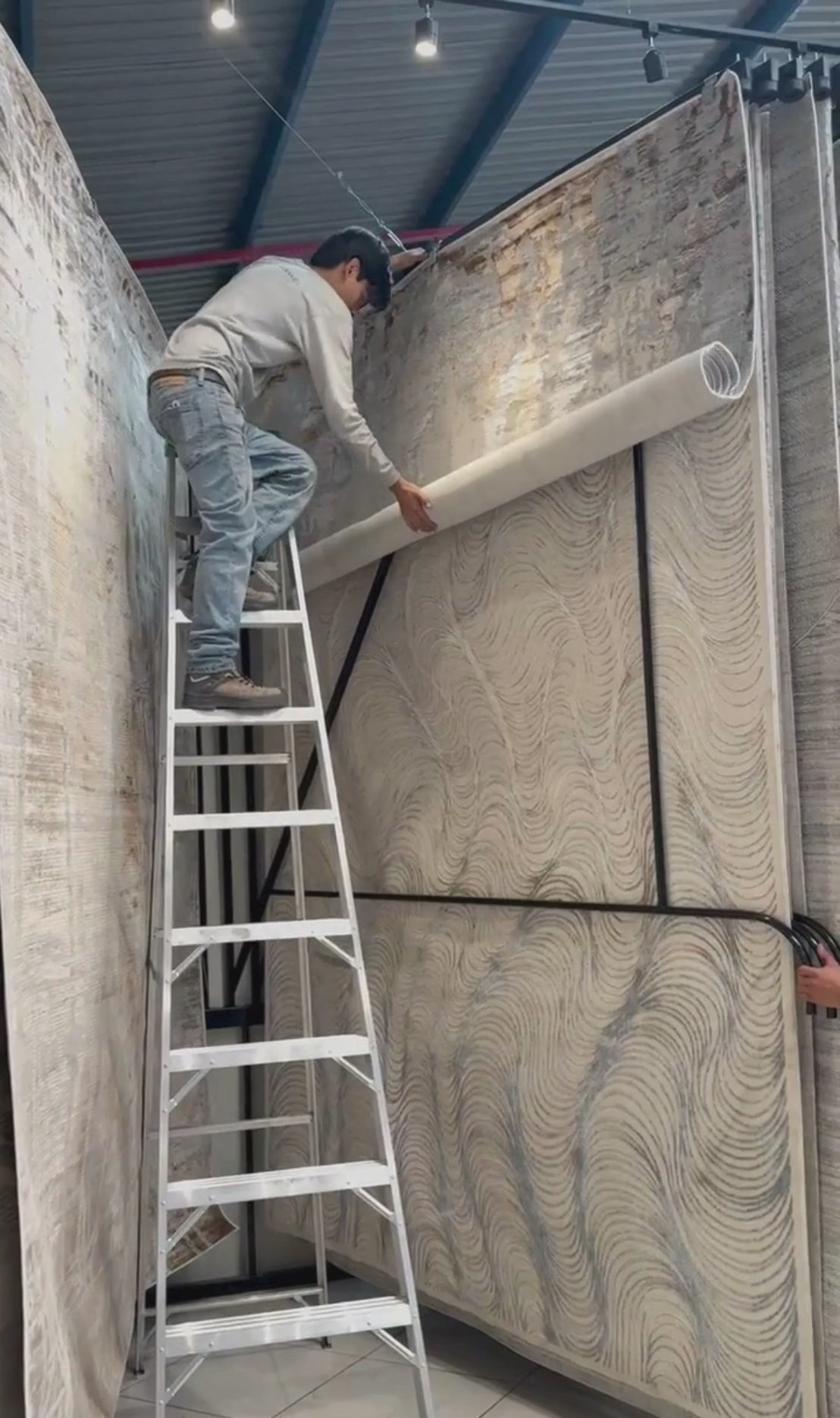 La colección KAI combina elegancia contemporánea con una textura luminosa que realza cualquier espacio. Confeccionados en una mezcla de poliéster y viscosa brillante, estos tapetes ofrecen un acabado suave al tacto y un sutil efecto de brillo que aporta sofisticación visual. Su respaldo 100% de algodón brinda estabilidad y durabilidad, mientras que su elaboración en telar a máquina garantiza precisión en cada detalle.


El tono de los colores pueden variar ligeramente según la&nbsp;iluminación&nbsp;de las f