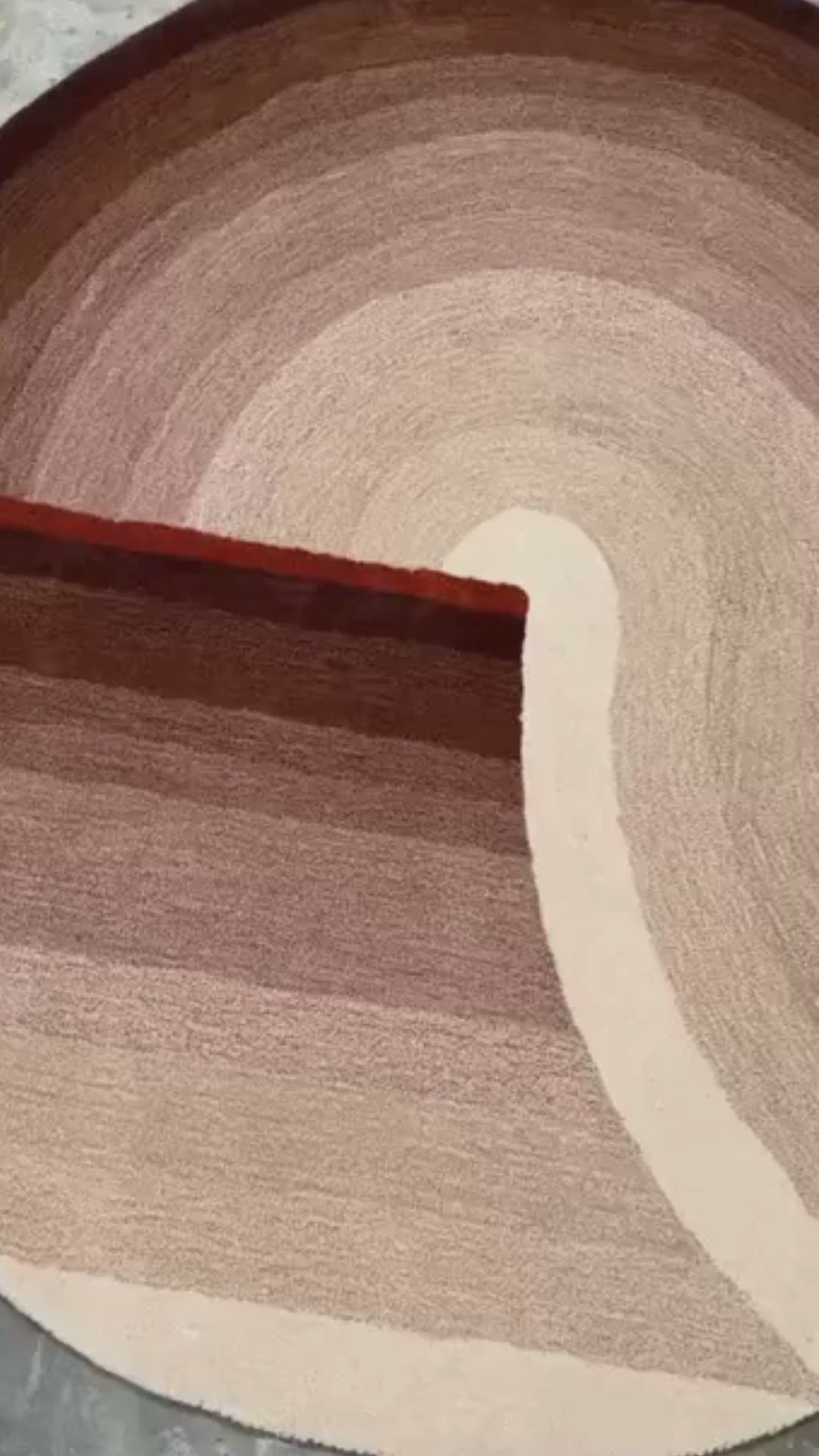 De nuestra colección Premium Hand Tufted: Este tapete en tonos beige y crema, con café, es ideal para cualquier espacio.&nbsp;Cada tapete es una pieza artesanal única, hecha completamente a mano con materiales premium y un proceso que puede tomar hasta 3 meses, reflejando dedicación, detalle y exclusividad en cada fibra.

Características:

Hecho a mano.
Base de algodón.
70% lana de Nueva Zelanda, 30% viscosa.
Hecho en India.&nbsp;