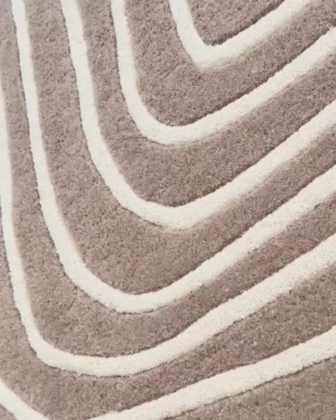 De nuestra colección Premium Hand Tufted: Este tapete circular a rayas color café es una pieza artesanal única, hecha completamente a mano con materiales premium y un proceso que puede tomar hasta 3 meses, reflejando dedicación, detalle y exclusividad en cada fibra.

Características:

Hecho a mano.
Base de algodón.
70% lana de Nueva Zelanda, 30% viscosa.
Hecho en India.&nbsp;