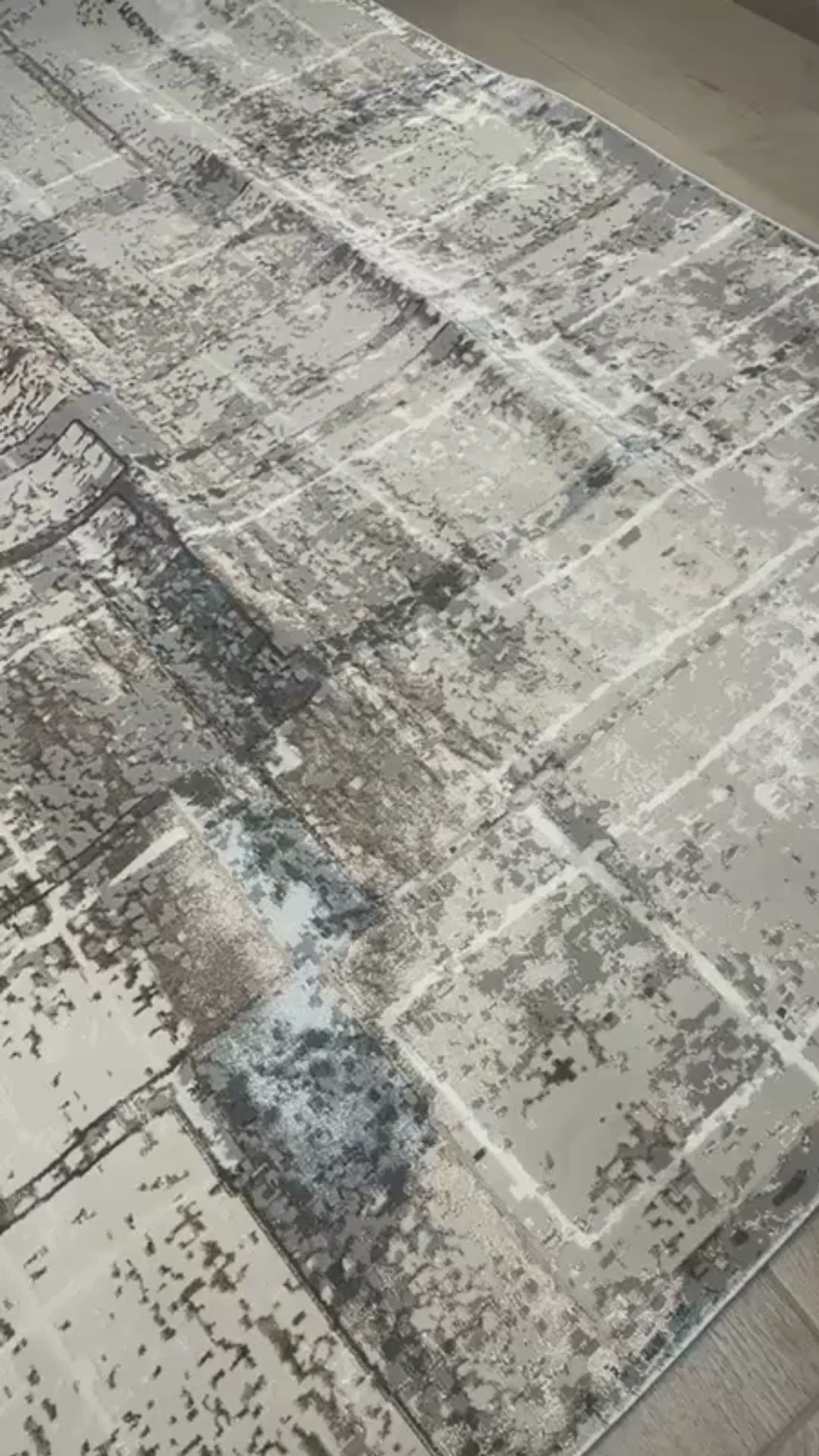 La colección KAI combina elegancia contemporánea con una textura luminosa que realza cualquier espacio.Este tapete con patron en tonos azules fue confeccionado en una mezcla de poliéster y&nbsp;viscosa brillante, estos tapetes ofrecen un acabado suave al tacto y un sutil efecto de brillo que aporta sofisticación visual. Su respaldo 100% de algodón brinda estabilidad y durabilidad, mientras que su elaboración en telar a máquina garantiza precisión en cada detalle.


El tono de los colores pueden variar liger