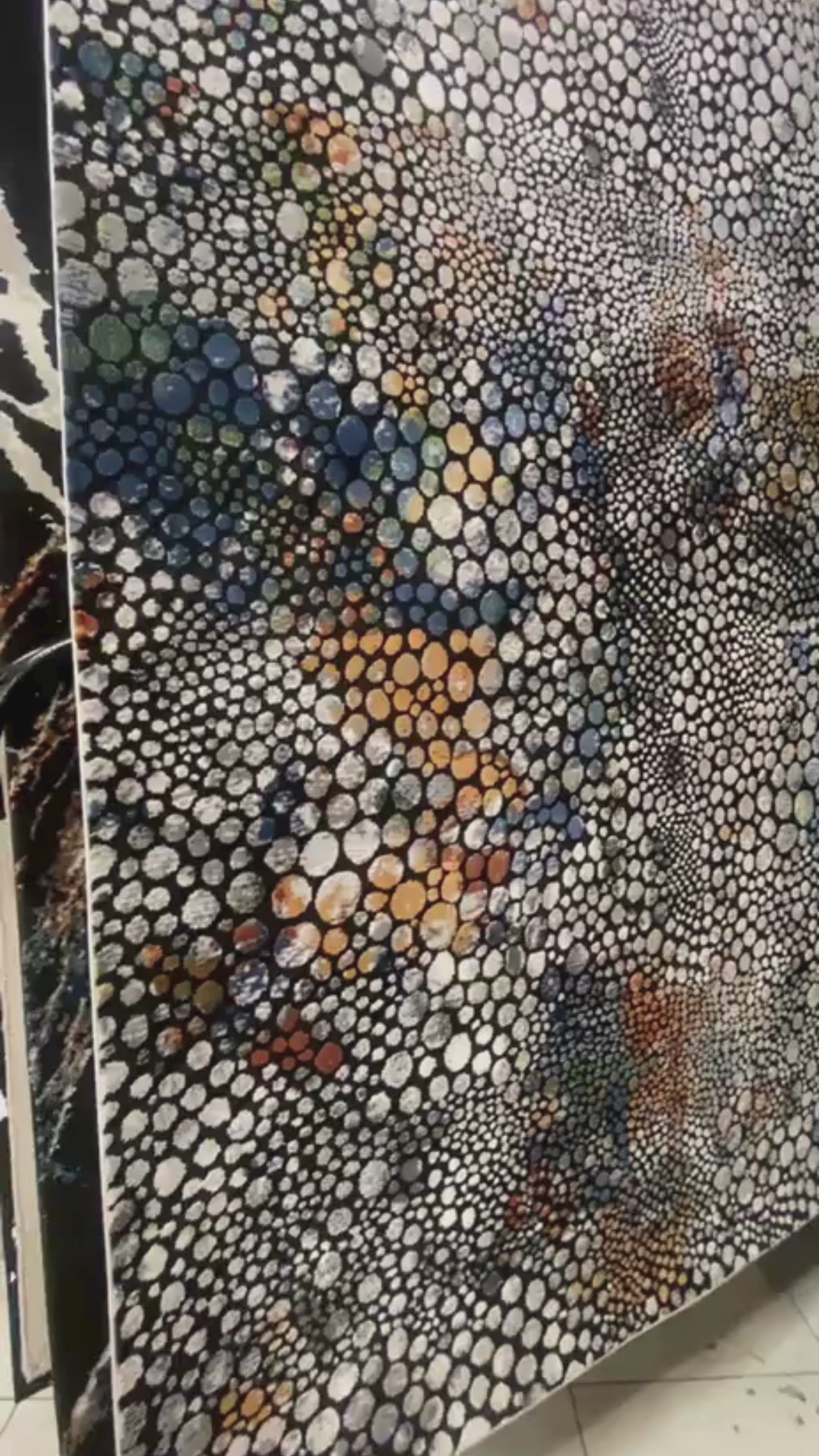 La colección LALA &nbsp;combina elegancia contemporánea con una textura luminosa que realza cualquier espacio. Este tapete multicolor con texturas inovadoras es confeccionado en una mezcla de poliéster y viscosa brillante, estos tapetes ofrecen un acabado suave al tacto y un sutil efecto de brillo que aporta sofisticación visual. Su respaldo 100% de algodón brinda estabilidad y durabilidad, mientras que su elaboración en telar a máquina garantiza precisión en cada detalle.

El tono de los colores puede vari